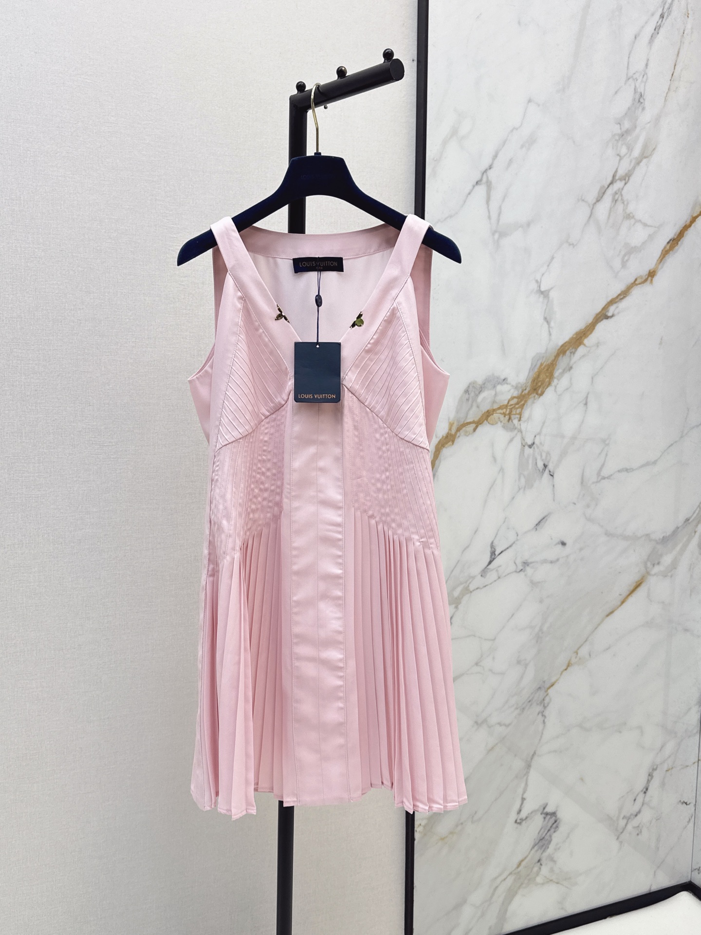 NO:892165,L Family 26Ss————The latest spring and summer V-neck pleated vest dress, crisp and smooth fabric that is not easy to wrinkle, V-neck sleeveless design + metal decoration, modified shoulder line, perfect details, upper body texture to modify the body shape, three-dimensional segmented pleats at the hem, concealing the flesh, slimming and self-dragging, white and aura, seaside vacation, easy to control in daily travel, two colors smlxl,, louis vuitton, skirts,19860909L家 26Ss————春夏最新款V领百褶背心连衣裙挺括顺滑面料不易皱 V领无袖设计 +金属装饰 修饰肩线 细节满分 上半身肌理修饰身形 下摆立体分段压褶 藏肉显瘦自带垂感 颜色显白显气场 海边度假 日常出行都能轻松驾驭 两色smlxl,,louis vuitton,skirts,,Women's clothing