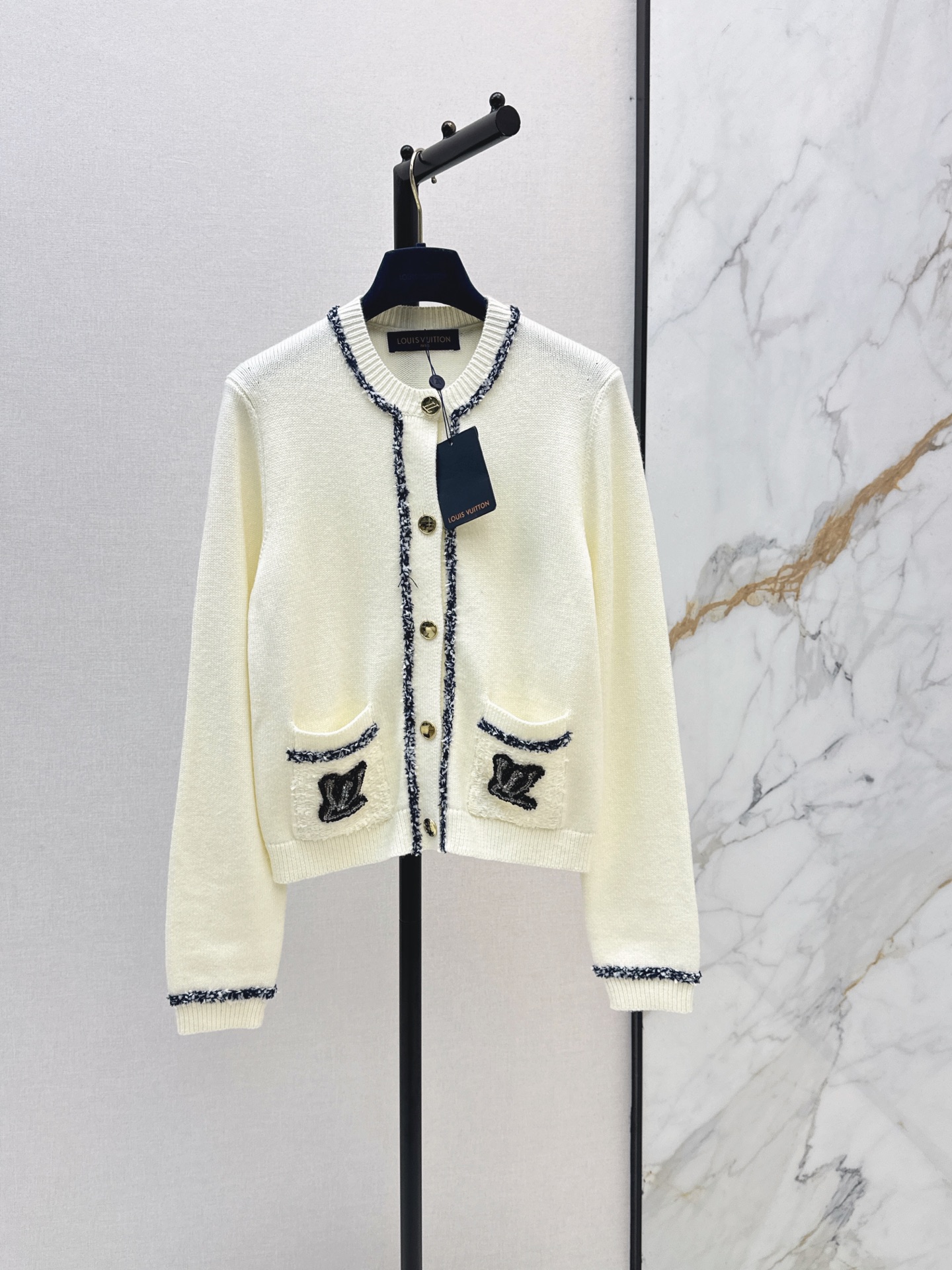 NO:892168,L Family 26Ss————The latest navy series knitted cardigan for early autumn, classic round neck design, black and white color matching, full of nautical style, soft knitted fabric, golden button embellishment, exquisite details, embroidered loose silhouette, comfortable and fashionable, one color sml,, louis vuitton,19860909L家 26Ss————早秋最新款海军系列针织开衫经典圆领领设计 黑白拼色搭配 航海风格满满 柔软针织面料 金色纽扣点缀 细节精致 刺绣宽松廓形 舒适又时髦 一色sml,,louis vuitton,,Women's clothing