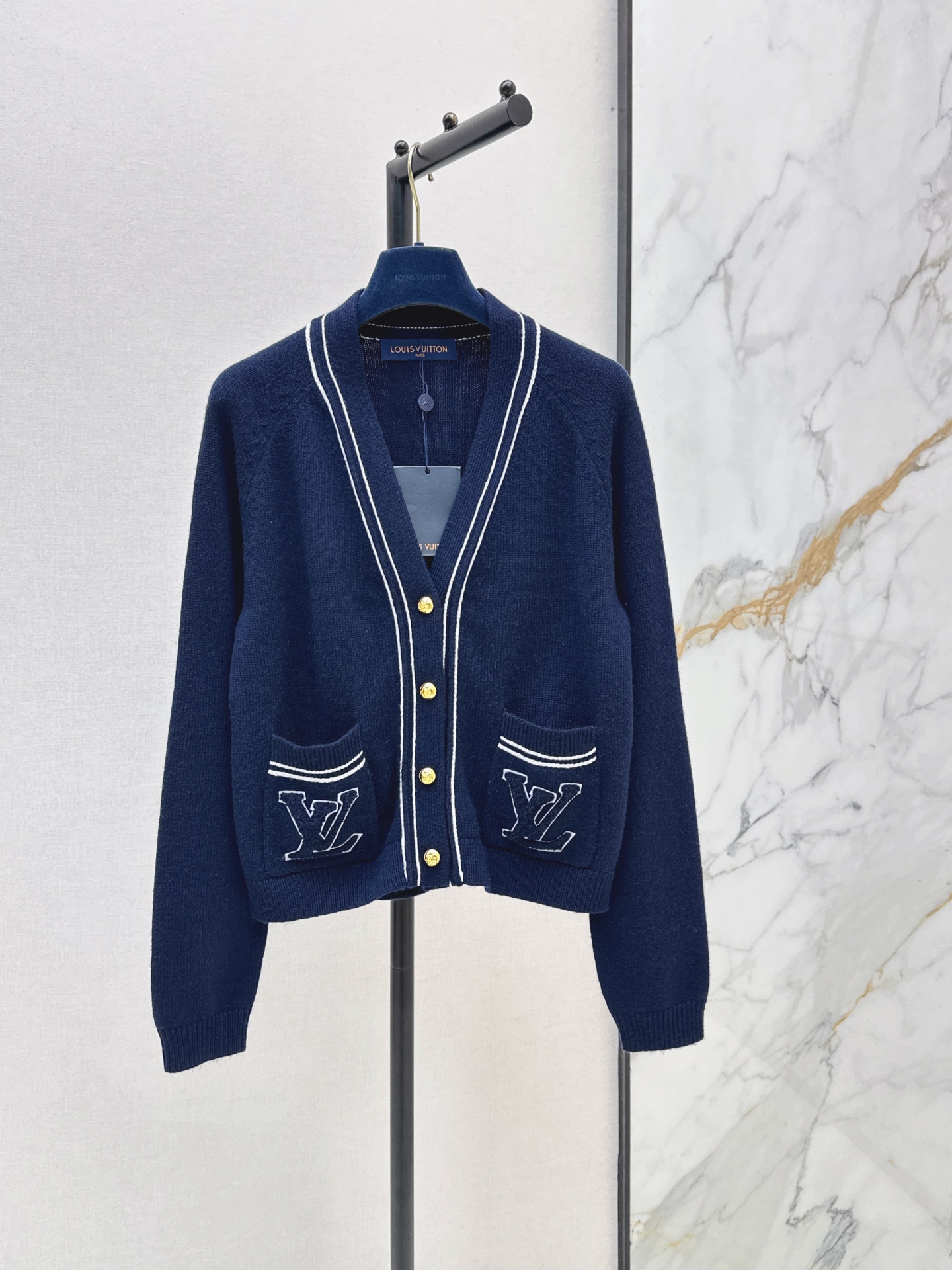NO:892170,L Family 26Ss——Early autumn latest navy series V-neck knitted cardigan, classic V-neck design, color matching, full of nautical style, soft knitted fabric, golden button embellishment, exquisite details, embroidered loose silhouette, comfortable and fashionable, one color sml,, louis vuitton,19860909L家 26Ss————早秋最新款海军系列V领针织开衫经典V领设计 拼色搭配 航海风格满满 柔软针织面料 金色纽扣点缀 细节精致 刺绣宽松廓形 舒适又时髦 一色sml,,louis vuitton,,Women's clothing
