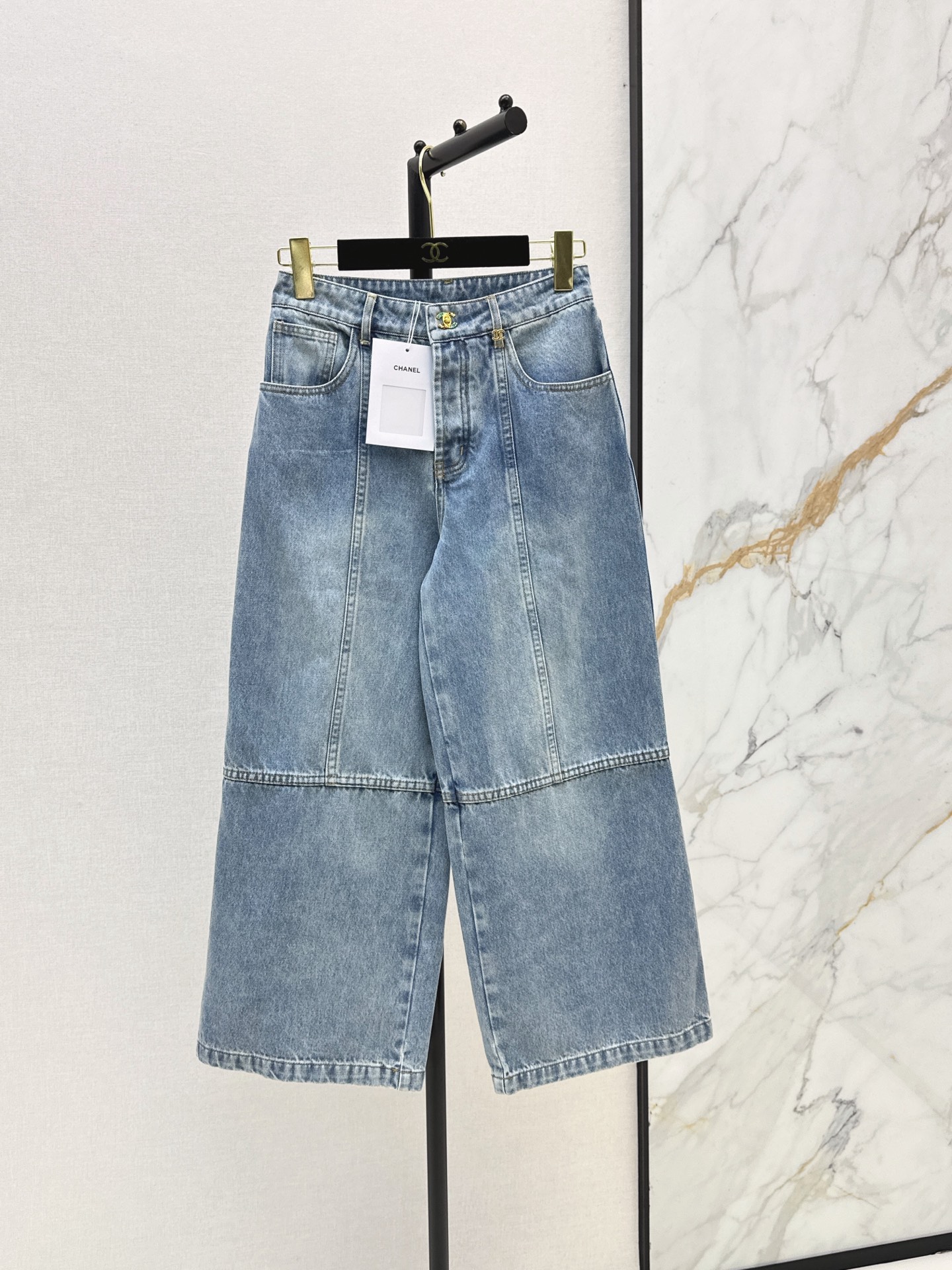 NO:892172,C Home 26Ss————The latest spring and summer splicing design nine-point jeans with light blue retro washing technology. Splicing design + topstitch decoration. Careful splicing of trouser legs. Full sense of layering. High-waisted wide-leg version. Shows long legs and covers the crotch. Pear-shaped figure is super friendly. Denim is soft and breathable. You can wear it casually with striped shirts or short tops. Easily get Korean style lazy style. Two-color sml,,chanel,jeans,19860909C家 26Ss————春夏最新款拼接设计九分牛仔裤浅蓝色复古水洗工艺 拼接设计+明线装饰 裤腿拼接小心机 层次感满满 高腰阔腿版型 显腿长又遮胯 梨形身材超友好 牛仔布柔软透气 随便搭条纹衫或短款上衣 轻松get韩系慵懒风 两色sml,,chanel,jeans,,Women's clothing