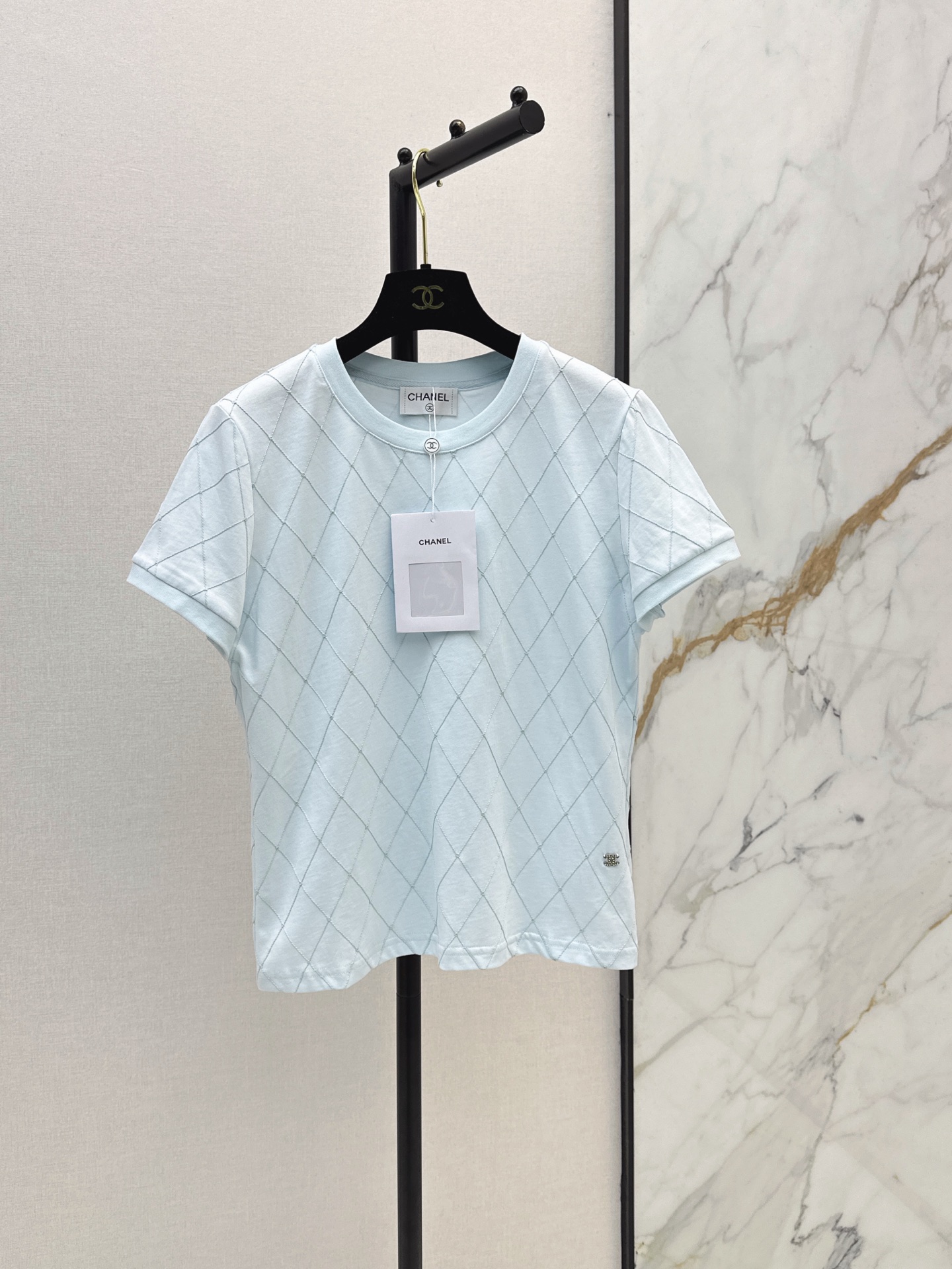 NO:892175,C Home 26Ss - the latest spring and summer light blue diamond short-sleeved T-shirt with diamond checkered texture design. Classic round neck, simple and elegant. Fitted version is not picky. Easily modify the body shape. Pure cotton fabric is soft and skin-friendly. Versatile choice for commuting and leisure. Pair with jeans or skirts to easily get an intellectual and gentle style. Two-color sml,,chanel,skirts,jeans,T-shirt,tees,t-shirt,19860909C家 26Ss———春夏最新款淡蓝色色菱格纹短袖T恤菱形格纹理设计 经典圆领简约大方 合身版不挑身材 轻松修饰身形 纯棉面料柔软亲肤 通勤休闲百搭选择 搭配牛仔裤或半裙轻松get知性温柔风 两色sml,,chanel,skirts,jeans,T-shirt,tees，t-shirt,,Women's clothing
