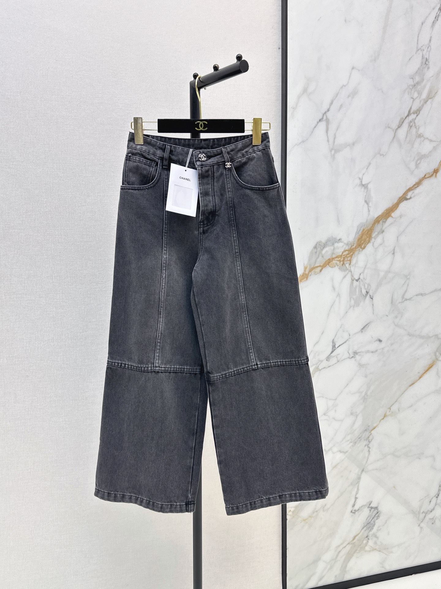 NO:892178,C Home 26Ss————The latest spring and summer splicing design nine-point jeans with light blue retro washing technology. Splicing design + topstitch decoration. Careful splicing of trouser legs. Full sense of layering. High-waisted wide-leg version. Shows long legs and covers the crotch. Pear-shaped figure is super friendly. Denim is soft and breathable. You can wear it casually with striped shirts or short tops. Easily get Korean style lazy style. Two-color sml,,chanel,jeans,19860909C家 26Ss————春夏最新款拼接设计九分牛仔裤浅蓝色复古水洗工艺 拼接设计+明线装饰 裤腿拼接小心机 层次感满满 高腰阔腿版型 显腿长又遮胯 梨形身材超友好 牛仔布柔软透气 随便搭条纹衫或短款上衣 轻松get韩系慵懒风 两色sml,,chanel,jeans,,Women's clothing