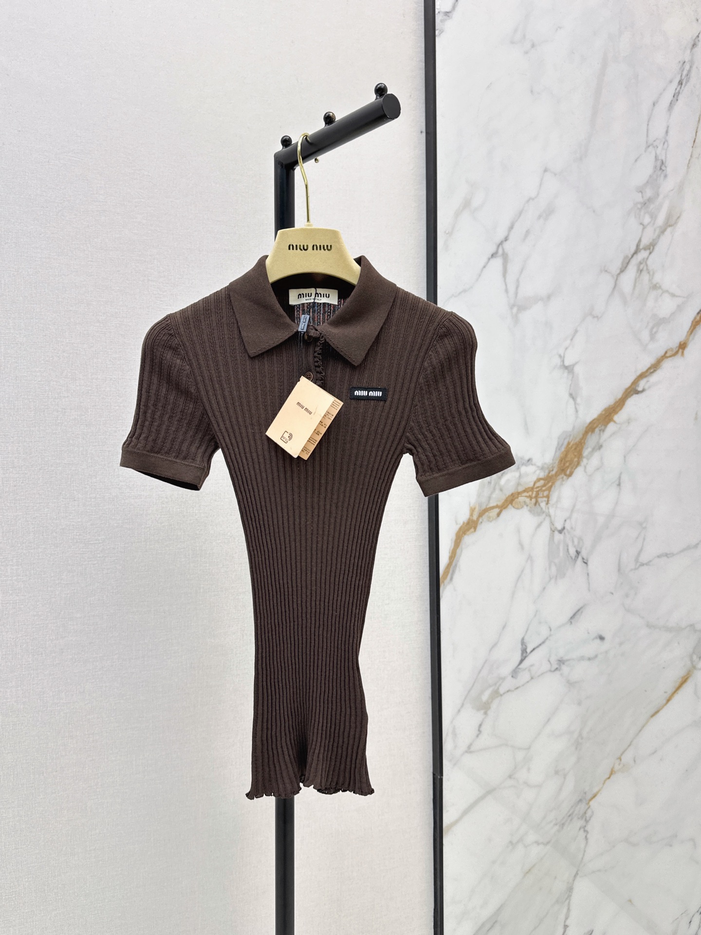 NO:892185,Miu 26Ss————The latest chocolate color Polo slim short-sleeved sweater for spring and summer. Retro and gentle new knitted polo, chocolate color. Slim fit and super slim. Miu girls must have. Custom-spun heavy mulberry silk yarn. Gentle Maillard. Classic logo intarsia on the chest. Simple and highly recognizable. The upper body is slim and slim, showing off the figure and showing temperament. It can be matched with all kinds of short skirts and pants.  The whole upper body is soft and sweet, sml,,miumiu,skirts,T-shirt,19860909Miu 26Ss————春夏最新款巧克力色系Polo修身短袖针织衫复古又温柔的新品针织polo,巧克力配色 修身版型超显身材 Miu女孩必须拥有 定纺的重磅桑蚕丝纱线 温柔美拉德绝绝子 胸口经典logo徽标嵌花 简约极具辨识度 上身修身显瘦巨显身材显气质 各种小短裙裤子都可以搭 上身整个人软软的甜甜的一色sml,,miumiu,skirts,T-shirt,,Women's clothing