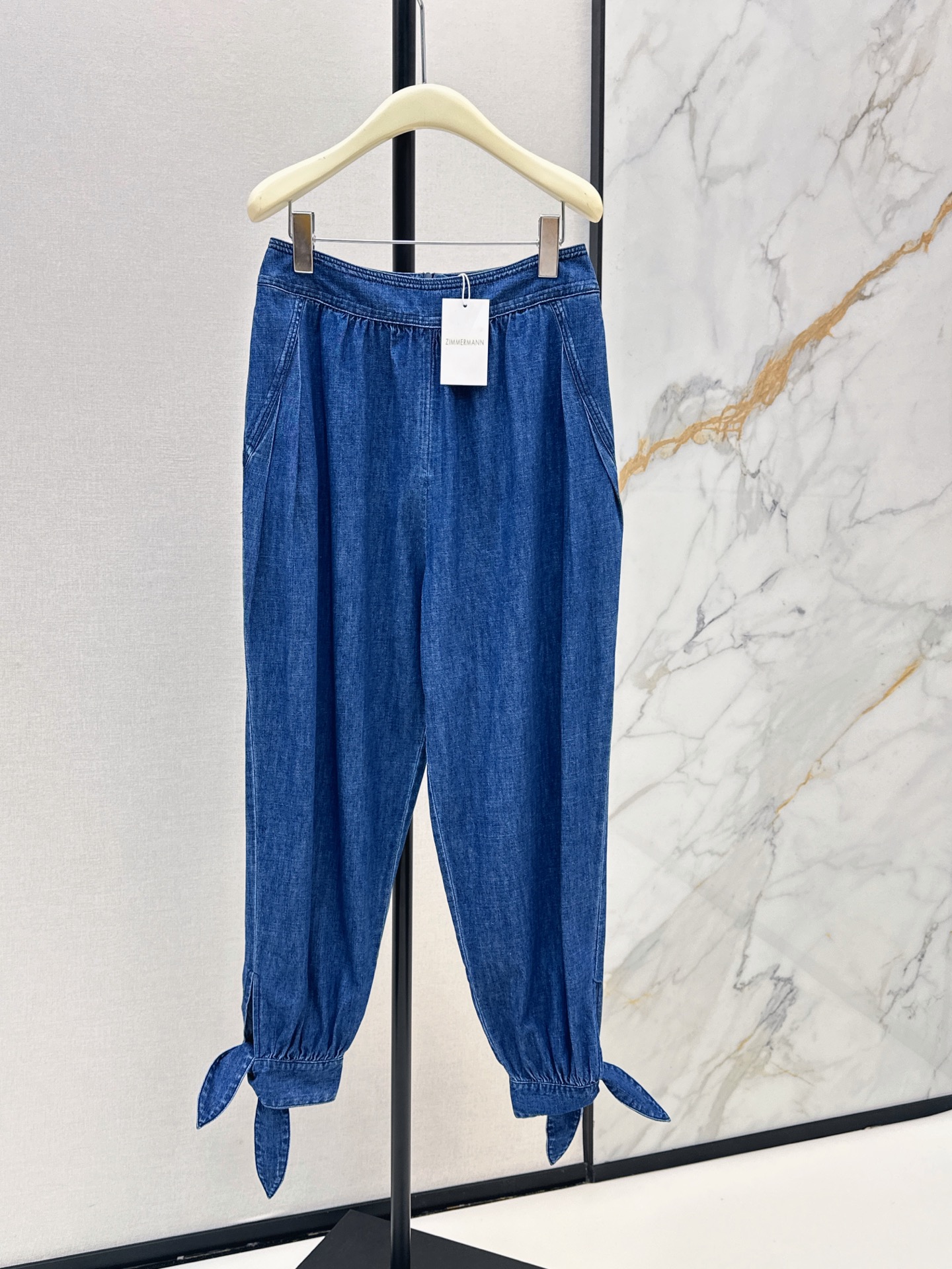 NO:892191,Zim 26Ss————The latest blue denim bloomers for spring and summer, light denim fabric, loose pleated high-waist design, strappy trouser cuffs, casual, lazy and advanced, with a retro feel, strong drape, comfortable and fashionable, suitable for daily leisure or vacation, easy to get urban vacation style, recommended to match one color sml,,19860909Zim 26Ss————春夏最新款蓝色牛仔灯笼裤轻薄牛仔面料 宽松褶皱高腰设计 绑带裤脚束口 随性慵懒又高级 自带复古感 垂坠感强 舒适又时髦 日常休闲或度假都很适合 轻松get都市度假风 推荐一套搭配 一色sml,,,Women's clothing
