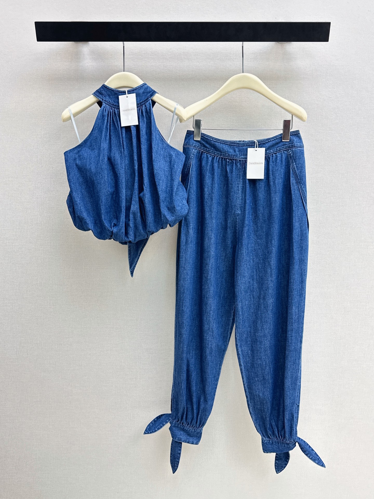 NO:892193,Zim 26Ss - the latest denim halter top for spring and summer, made of light denim fabric. The halter neck + backless design has beautiful shoulder and neck lines. It is refreshing and fashionable in summer. The bud version is comfortable and tolerant to the figure. Pair it with a high-waisted skirt or wide-leg pants. It is easy to get a lazy holiday style ~ perfect for daily outings and seaside vacations. Recommended to match one color sml,,skirts,19860909Zim 26Ss———春夏最新款牛仔挂脖上衣轻薄牛仔面料 挂脖+露背设计肩颈线条超美 夏天穿清爽又时髦 花苞版型 舒适又包容身材 搭配高腰裙or阔腿裤 轻松get慵懒度假风～日常出街海边度假都很适合 推荐一套搭配 一色sml,,skirts,,Women's clothing