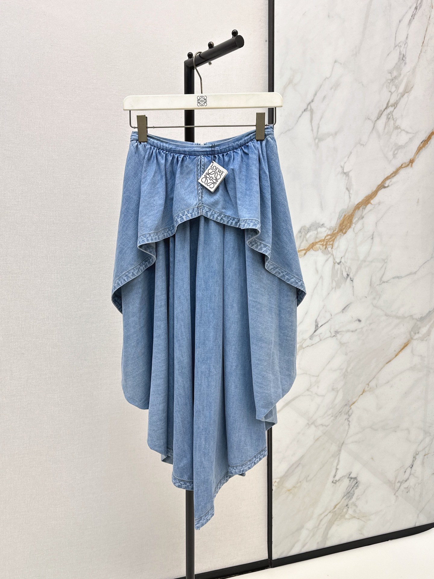 NO:892195,Loe 26Ss————The latest spring and summer style irregular ruffled denim skirt pleated layered arc tailoring asymmetric drape skirt design casual and fashionable soft washed denim fabric two-color sml,,loewe,skirts,19860909Loe 26Ss————春夏最新款不规则荷叶边牛仔半身裙褶皱层次弧度剪裁 不对称垂坠裙摆设计 随性时髦 轻柔洗水牛仔面料 两色sml,,loewe,skirts,,Women's clothing