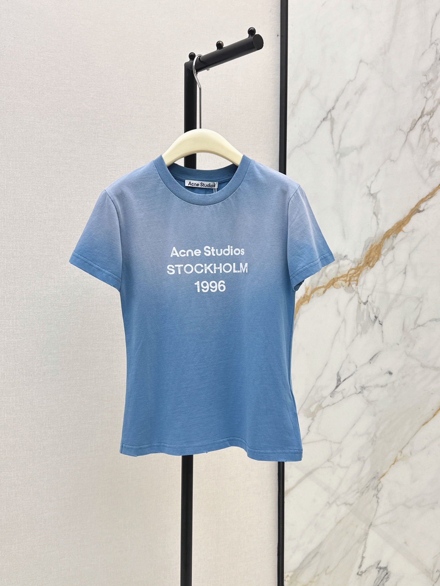NO:892200,Acn～E 26Ss————The latest gradient color slim round neck T-shirt for spring and summer is very dense and feels super good. The details are perfect. The regular version. The upper body is not picky at all. It is simple and generous. It instantly enhances your temperament. Popular recommendation. Two-color sml, tees, t-shirt,19860909Acn～E 26Ss————春夏最新款渐变色修身圆领T恤密度很高手感超好 细节完美 常规版型 上身完全不挑人简单大方 瞬间提升气质 爆款推荐 两色sml,,tees，t-shirt,,Women's clothing