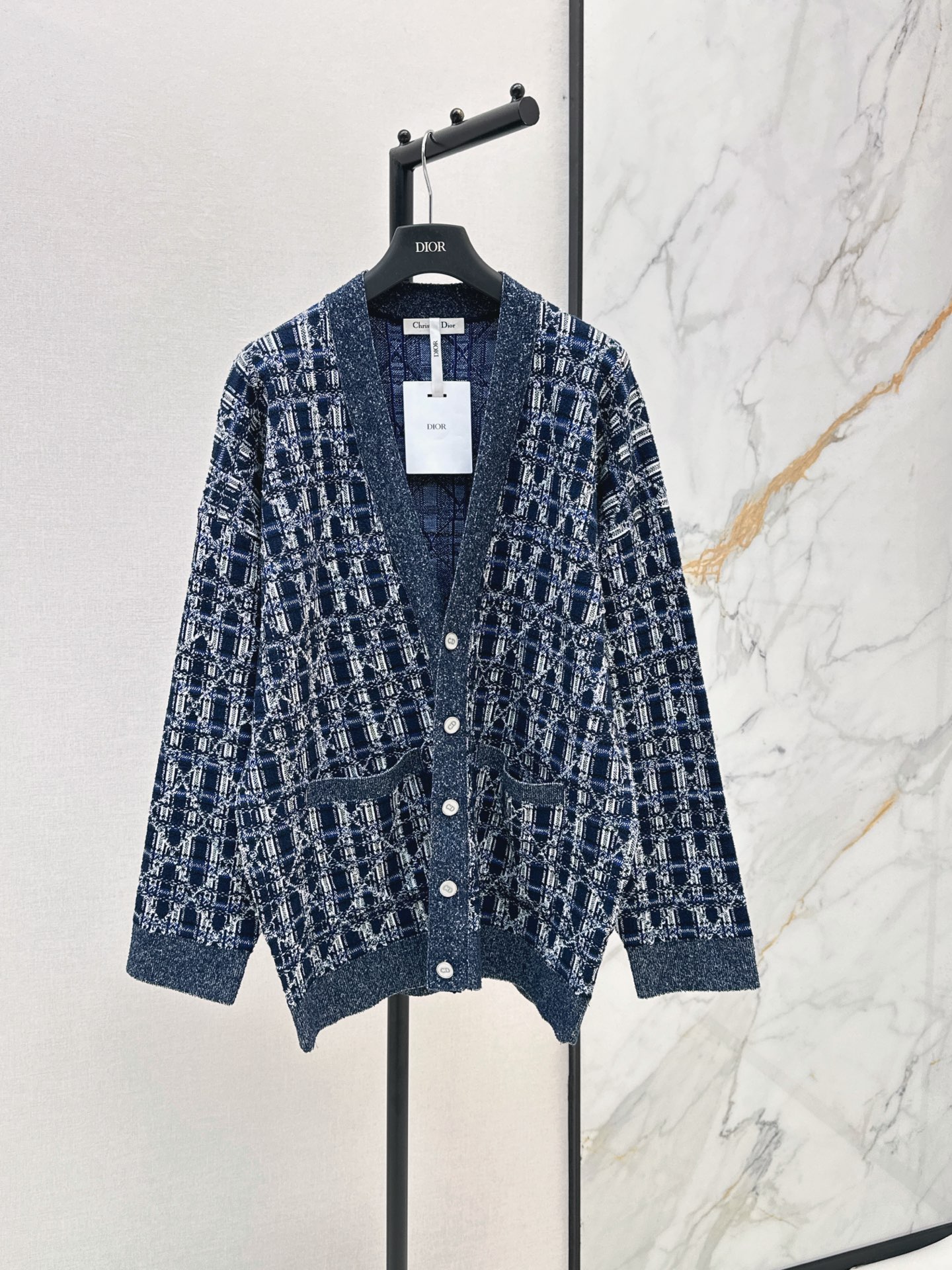 NO:892202,CD 26Ss——Early autumn’s latest navy style Princess Diana plaid temperament V-neck cardigan, high-end color and super white, double weaving process custom-made imported yarn, texture is soft, delicate, breathable and comfortable, classic version, the upper body is slimming, elegant temperament and age-reducing single product, one color sml,,19860909CD 26Ss————早秋最新款海军风戴妃格纹气质V领开衫高级色调超级显白 双织工艺定制进口纱线 质感柔软细腻透气舒适 经典版型上身巨显瘦 优雅气质减龄单品 一色sml,,,Women's clothing