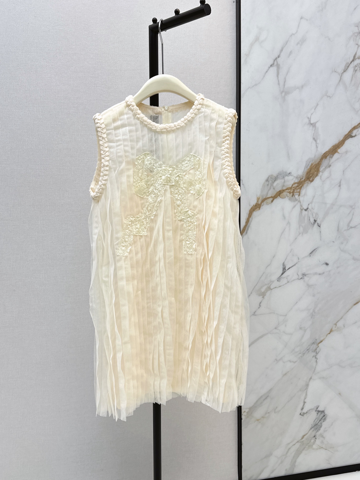 NO:892190,Fashionable niche design 26Ss————The latest bow design mesh sleeveless dress for spring and summer. Double-layer design independent suspenders. Milky almond soft light atmosphere fills the air. A heavy-duty romantic skirt exclusive for sweet girls. The light and transparent mesh has vertical pleating technology. The heavy-duty embroidered lace bow on the chest is the soul of the whole skirt. The design is exquisite and three-dimensional. There is a smart girly feeling in the hands. The sweet girl atmosphere is directly filled with one color sml,,skirts,19860909时髦小众设计 26Ss————春夏最新款蝴蝶结设计网纱无袖连衣裙 双层设计独立吊带 奶杏柔光氛围感拉满 甜妹专属的重工浪漫裙装轻薄通透的网纱做了竖向压褶工艺 胸前重工刺绣蕾丝蝴蝶结 是整件裙子的灵魂设计精致立体 抬手间都透着灵动少女感 甜妹氛围直接拉满 一色sml,,skirts,,Women's clothing