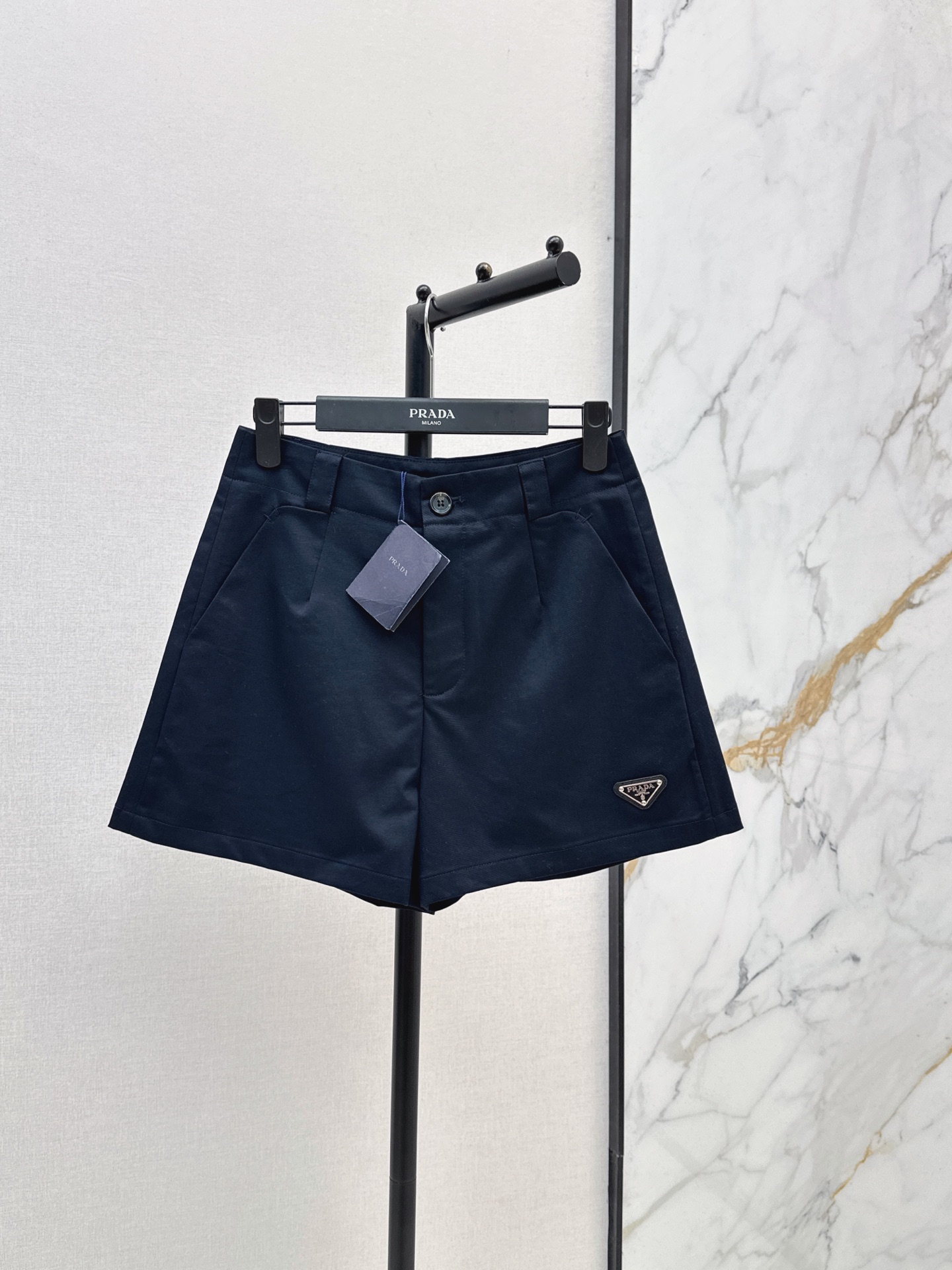 NO:892459,PD 26Ss————The latest classic triangle high-waisted work shorts for spring and summer. A metal-edged triangle leather nameplate is sewn on the lower right side of the pants. The classic metal logo is embedded in the high-count twill cotton. It is crisp and stylish. The A-line version of the high-waisted front pleats. The wide hips and thick legs are completely hidden. Three tones are suitable for all the details of tops. The basic shorts are all based on them to support the scene in spring and summer. Three-color sml,,shorts,19860909PD 26Ss————春夏最新款经典三角标高腰工装短裤 裤身右下侧缝制金属包边三角皮质铭牌 内嵌经典金属logo 高支斜纹棉挺括有型 高腰前褶A字版型 胯宽腿粗全部藏住 三个色调适配所有上衣细节闭眼入的万基础短裤 春夏穿搭全靠它撑场面 三色sml,,shorts,,Women's clothing