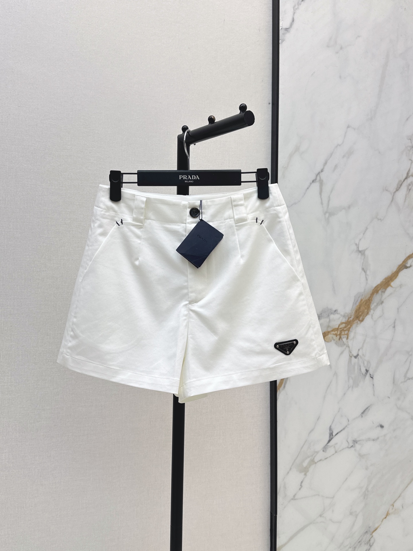 NO:892461,PD 26Ss - the latest classic triangle-marked high-waisted work shorts for spring and summer. A metal-edged triangle leather nameplate is sewn on the lower right side of the pants. Classic metal logo is embedded inside. High-count twill cotton is crisp and stylish. A-line version with high-waisted front pleats. Hip width and leg thickness are all hidden. Basic shorts with three colors suitable for all top details. It can be used to support the scene in spring and summer. Three-color sml,,shorts,19860909PD 26Ss————春夏最新款经典三角标高腰工装短裤 裤身右下侧缝制金属包边三角皮质铭牌 内嵌经典金属logo 高支斜纹棉挺括有型 高腰前褶A字版型 胯宽腿粗全部藏住 三个色调适配所有上衣细节闭眼入的基础短裤 春夏穿搭全靠它撑场面 三色sml,,shorts,,Women's clothing