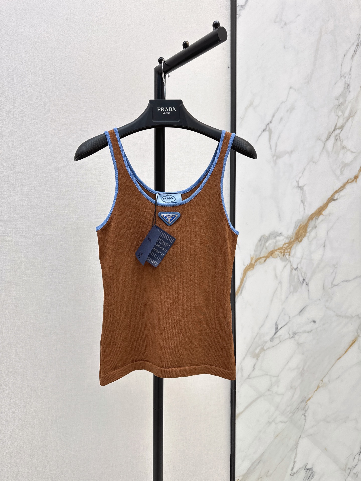 NO:892463,PD 26Ss——The latest knitted vest for spring and summer is made of soft and skin-friendly fabrics. It is breathable and comfortable. It is very suitable for summer. It has a sleeveless design and is ok for layering or wearing alone. It can be worn for commuting and leisure. It is low-key and durable. You can’t go wrong with any combination. Two-color sml,,19860909PD 26Ss———春夏最新款针织背心采用柔软亲肤面料 透气舒适 夏天穿超合适 无袖设计 叠穿或单穿都很ok 通勤休闲都能穿 低调耐看 怎么搭都不出错 两色sml,,,Women's clothing