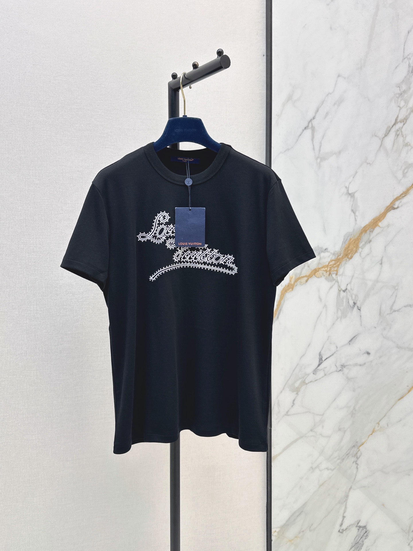 NO:892465,L Family 26Ss - the latest spring and summer logo embroidery decorated versatile T-shirt with high density. It feels super good. It is a really hard-working one. The details are perfect. The regular version is not picky at all. It is simple and generous. One color sml, louis vuitton, tees, t-shirt,19860909L家 26Ss———春夏最新款logo刺绣装饰百搭T恤密度很高 手感超好 真的费劲心血的一款 细节完美 常规版型 上身完全不挑人简单大方 一色sml,,louis vuitton,tees，t-shirt,,Women's clothing