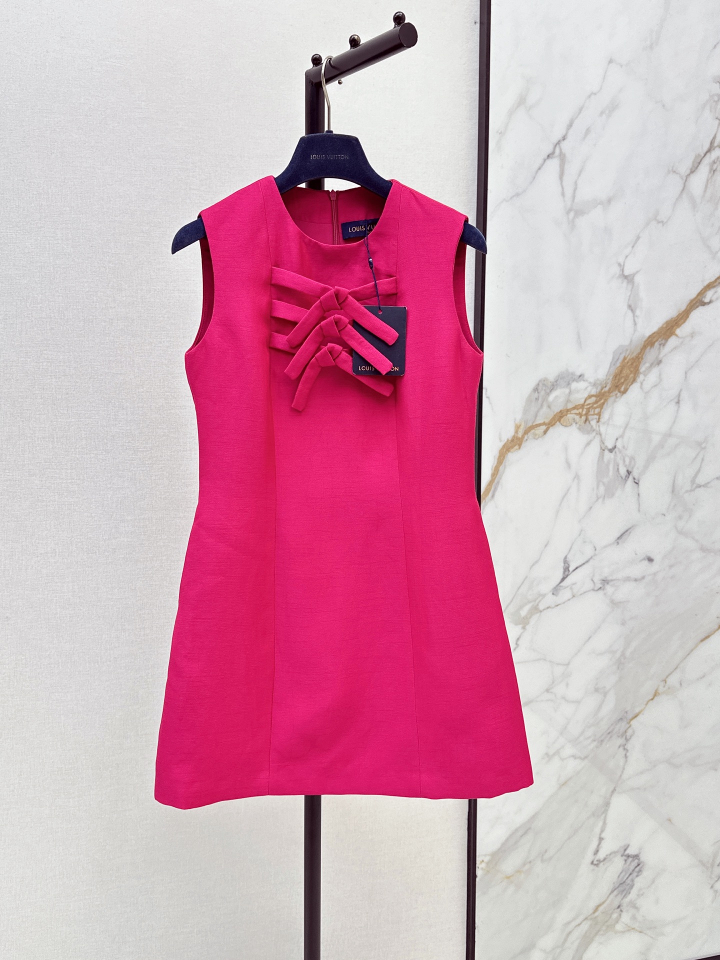 NO:892467,L Family 26Ss————The latest spring and summer bow-decorated sleeveless dress is a classic design. The upper body is exquisite and capable. It can be matched easily. The customized imported fabric is crisp and stylish. It has a full sense of luxury. Two-color smlxl, louis vuitton, skirts,19860909L家 26Ss————春夏最新款蝴蝶结装饰无袖连衣裙经典款设计 上身精致又干练得体 搭配起来随心应手 定制的进口面料挺括有型 满满的高级感 两色smlxl,,louis vuitton,skirts,,Women's clothing