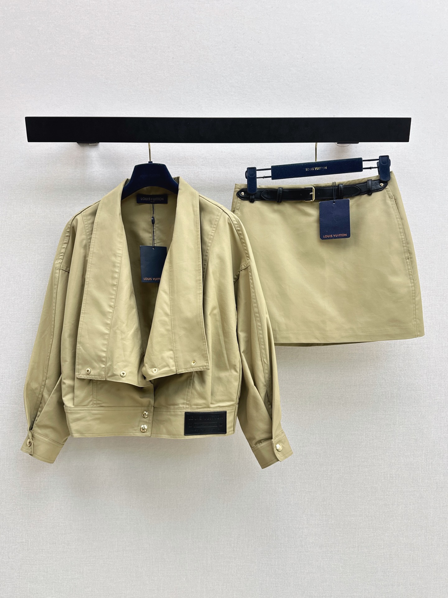 NO:892469,Jacket p Skirt L Home 26Ss——The latest modern temperament suit in spring and summer, leather brand decorated lapel jacket + skirt. The whole three-dimensional tailoring. All-around exquisite and star-wearing. The upper body is super covered and slimming. The proportion of the legs is super stretched. It is simple and refreshing. It has a refreshing and fashionable sense of high-end. It is elegant and fashionable in daily life. It is very versatile. The color is beautiful. The fabric is high-end and textured. One color sml, Louis Vuitton, skirts, jackets & coats,19860909外套 p 短裙 L家 26Ss———春夏最新款摩登气质套装皮牌装饰翻领外套+半裙 整件立体剪裁 全方位精致做明星穿搭 上身超级遮肉显瘦 超拉腿部比例 简简单单 穿出清爽时髦的高级感 日常优雅又时髦巨百搭 颜色很好看 面料高级又有质感 一色sml,,louis vuitton,skirts,jackets & coats,,Women's clothing