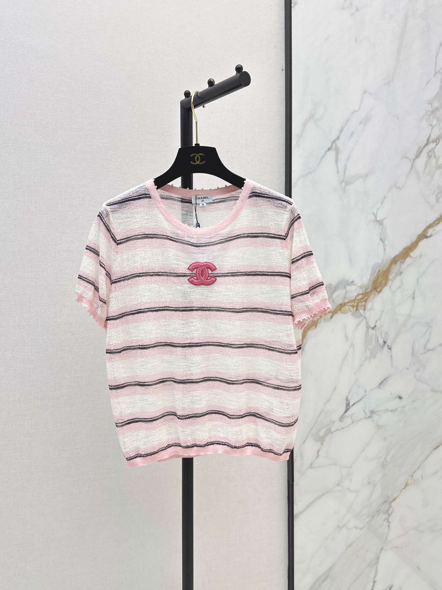 NO:892460,C Home 26Ss————The latest rainbow striped sweater for spring and summer. It is light and breathable. It is super comfortable to wear in spring and summer. Multi-color stripes + classic double C logo. Perfect recognition. Loose off-shoulder version. Easily switch between sweet and cool or casual style. The hollow design is breathable and fashionable. It can be easily used for commuting and vacation. It is a must-have and versatile item in the spring and summer wardrobe. One color sml,,chanel,19860909C家 26Ss————春夏最新款彩虹条纹针织衫 轻薄透气 春夏穿超舒服 多色条纹+经典双C标志 辨识度满分 宽松落肩版型 轻松切换甜酷or休闲风 镂空设计透气又时髦 通勤度假日常都能轻松驾驭 是春夏衣橱必备百搭单品 一色sml,,chanel,,Women's clothing