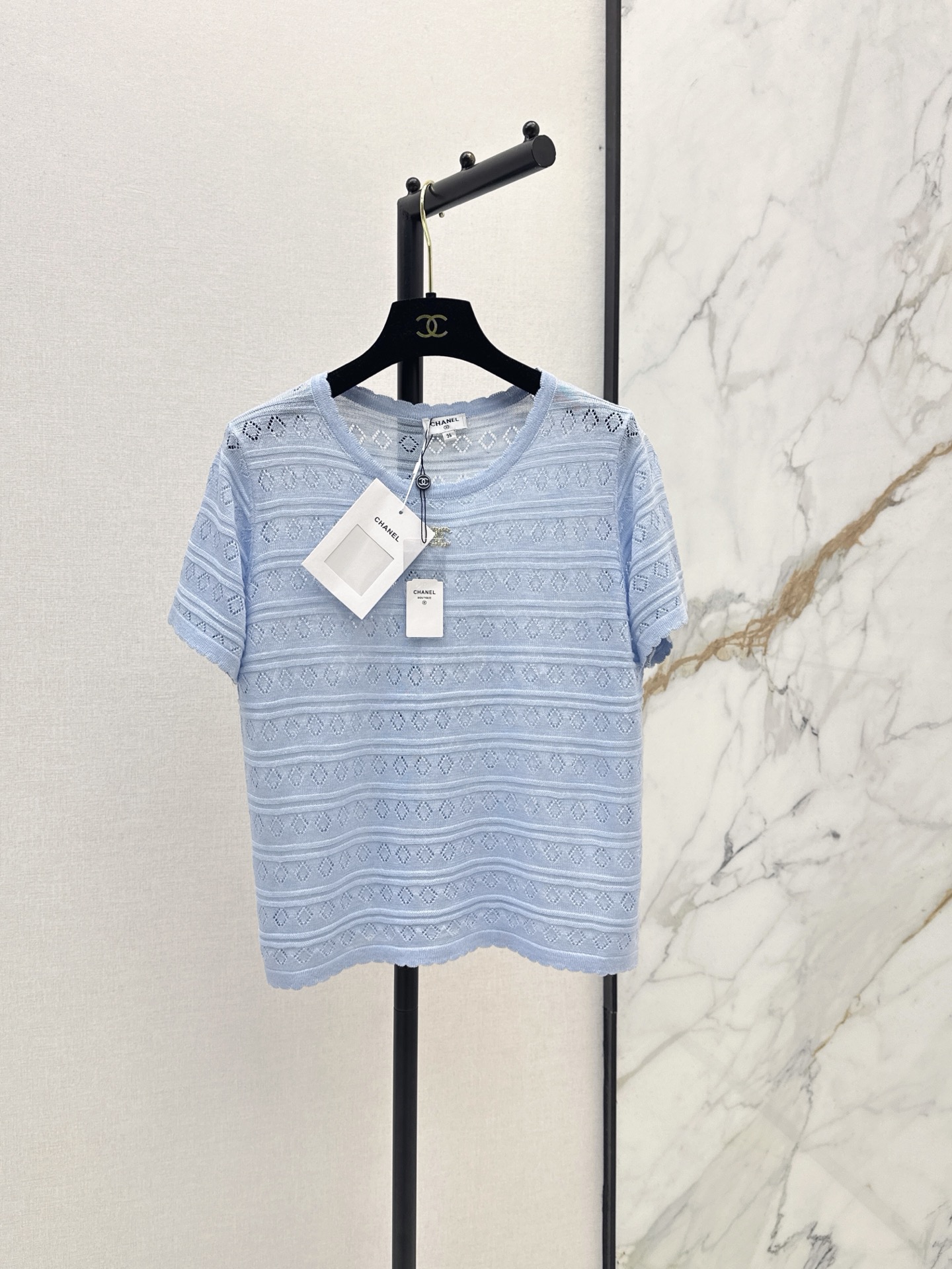 NO:892462,C Home 26Ss————The latest three-dimensional woven short-sleeved sweater for spring and summer. Light and breathable. Super comfortable to wear in spring and summer. Classic double C logo. Perfect recognition. Loose off-shoulder version. Easily switch between sweet and cool or casual style. The hollow design is breathable and fashionable. It can be easily used for commuting and vacation. It is a must-have and versatile item in the spring and summer wardrobe. Two-color sml, chanel, T-shirt,19860909C家 26Ss————春夏最新款立体提织短袖针织衫 轻薄透气 春夏穿超舒服 经典双C标志 辨识度满分 宽松落肩版型 轻松切换甜酷or休闲风 镂空设计透气又时髦 通勤度假日常都能轻松驾驭 是春夏衣橱必备百搭单品 两色sml,,chanel,T-shirt,,Women's clothing