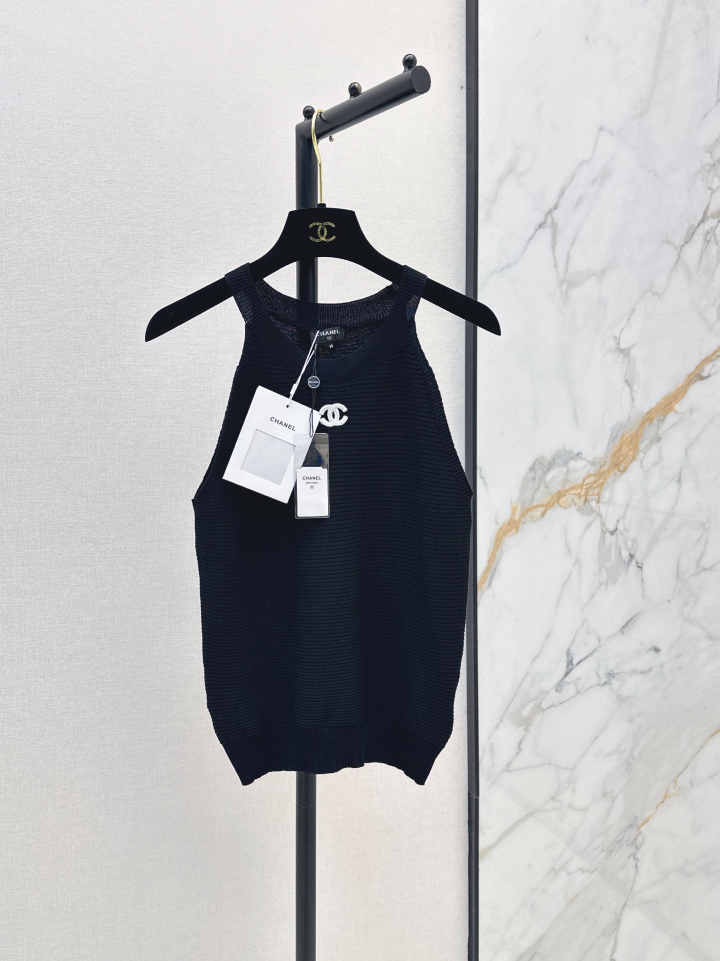 NO:892464,C Home 26Ss——The latest spring and summer knitted vest is made of soft and skin-friendly fabrics. It is breathable and comfortable. It is very suitable for summer. Sleeveless design. It is ok to be worn as a layer or alone. It can be worn for commuting and leisure. It is low-key and durable. You can’t go wrong with any combination. Two colors sml,,chanel,19860909C家 26Ss———春夏最新款针织背心采用柔软亲肤面料 透气舒适 夏天穿超合适 无袖设计 叠穿或单穿都很ok 通勤休闲都能穿 低调耐看 怎么搭都不出错 两色sml,,chanel,,Women's clothing