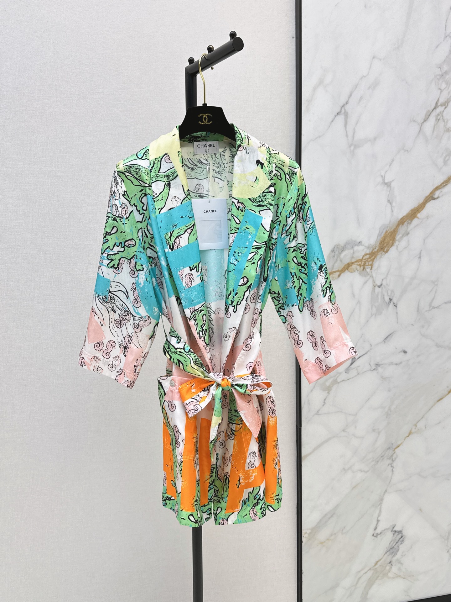NO:892466,C Home 26Ss————The latest spring and summer Coco beach series silk long jacket is made of 100% silk fabric. The body is covered with hand-painted marine element graffiti. The classic design idea of ​​bringing the ocean into the wardrobe. The visual sense is lively and advanced. It is equipped with a decorative waist belt. The fabric has a smooth luster and drape. It feels silky and cool. Summer ocean vacation style has a lazy and casual atmosphere. One color sml,,chanel,jackets & coats,real silk,19860909C家 26Ss————春夏最新款Coco beach系列真丝长款外套百分百真丝面料 衣身布满手绘风格海洋元素涂鸦 经典把海洋搬进衣橱设计思路 视觉感活泼又高级 配有装饰收腰腰带 面料自带柔滑光泽和垂坠感 触感丝滑凉润 夏日海洋度假风 自带慵懒随性氛围感 一色sml,,chanel,jackets & coats,real silk,,Women's clothing
