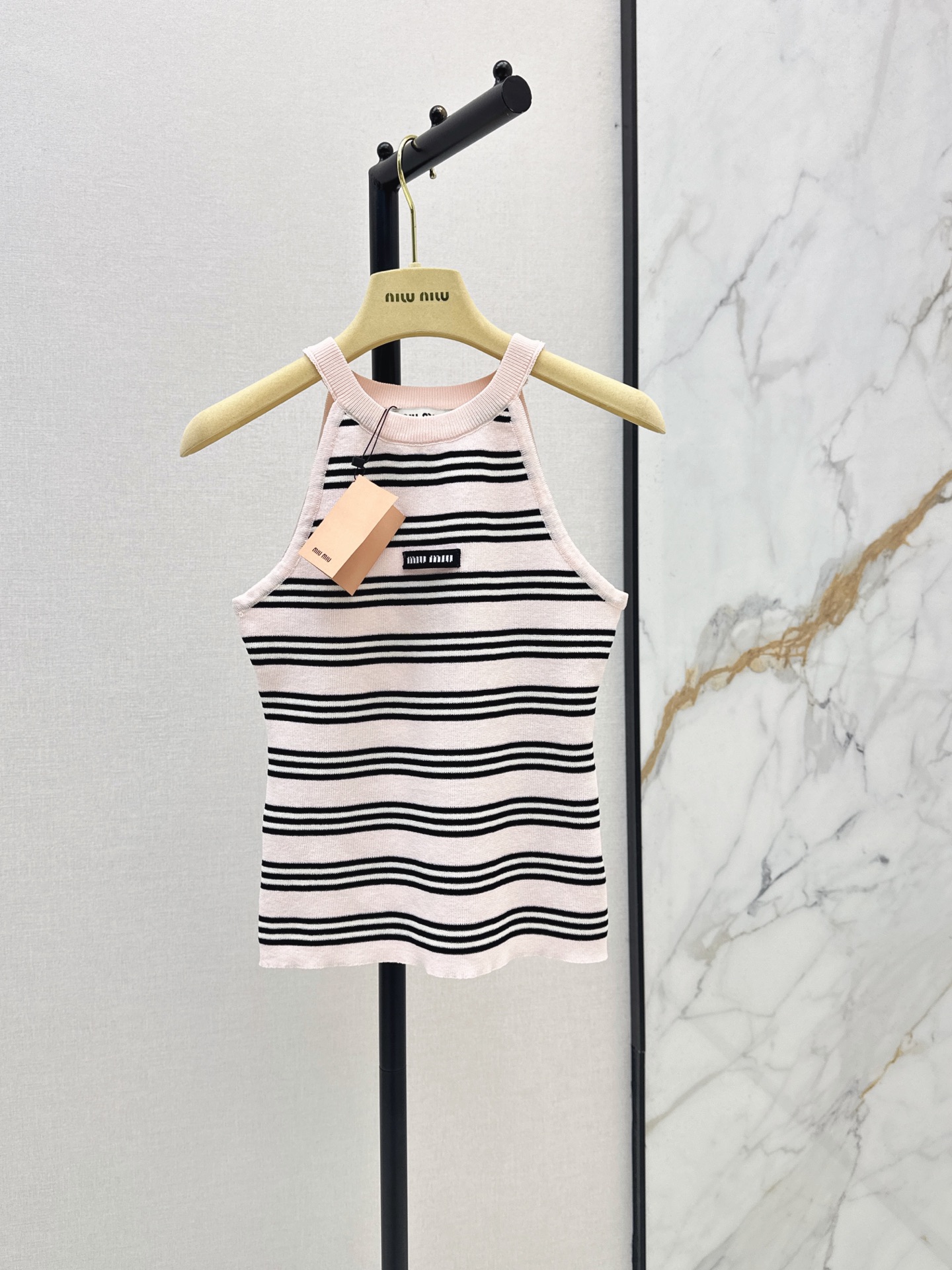 NO:892468,Miu 26Ss——The latest striped knitted vest for spring and summer is made of soft and skin-friendly fabric. It is breathable and comfortable. It is very suitable for summer. It has a sleeveless design. It is ok to be worn layered or worn alone. It can be worn for commuting and leisure. It is low-key and durable. You can’t go wrong with any combination. One color sml,,miumiu,19860909Miu 26Ss———春夏最新款条纹针织背心采用柔软亲肤面料 透气舒适 夏天穿超合适 无袖设计 叠穿或单穿都很ok 通勤休闲都能穿 低调耐看 怎么搭都不出错 一色sml,,miumiu,,Women's clothing
