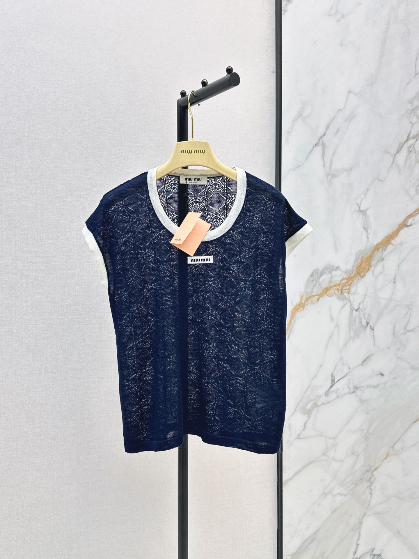 NO:892470,Miu 26Ss——The latest spring and summer contrasting color trim design drop shoulder vest is made of soft and skin-friendly fabrics. It is breathable and comfortable. It is perfect for summer. Sleeveless design. It is ok to be worn layered or alone. It can be worn for commuting and leisure. It is low-key and durable. You can’t go wrong with any combination. Two colors sml,,miumiu,19860909Miu 26Ss———春夏最新款撞色镶边设计落肩背心采用柔软亲肤面料 透气舒适 夏天穿超合适 无袖设计 叠穿或单穿都很ok 通勤休闲都能穿 低调耐看 怎么搭都不出错 两色sml,,miumiu,,Women's clothing