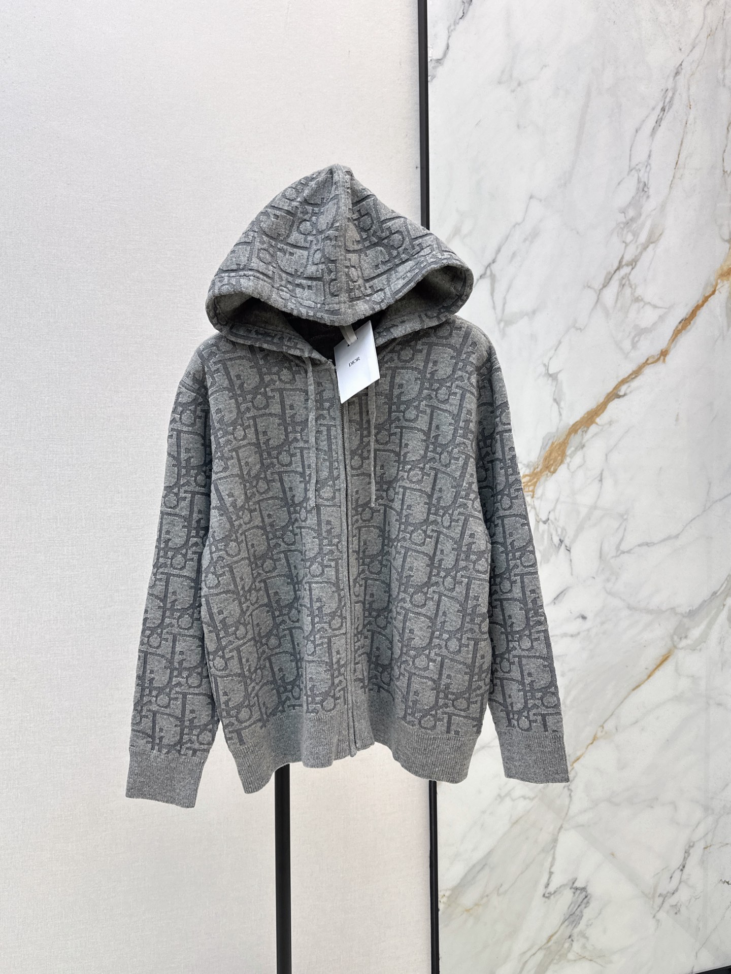 NO:892474,CD 26Ss——Early autumn latest old flower jacquard pattern knitted hooded jacket with three-dimensional double weave logo process original custom imported yarn, age-reducing temperament, classic version, versatile and not picky, high-end gray tones, French elegance, metal shell CD buckle, imported high count density yarn, Swiss machine double weave knitted yarn, the upper body looks thin and tall, two-color sml,,jackets & coats,hats,19860909CD 26Ss————早秋最新款老花提织图案针织连帽外套立体双织logo工艺原版定制进口纱线 减龄气质经典版型百搭不挑人 高级灰色调法式优雅气质 金属贝壳CD扣 进口高支密度纱线瑞士机双织工艺针织纱线 上身显瘦又高挑 两色sml,,jackets & coats,hats,,Women's clothing