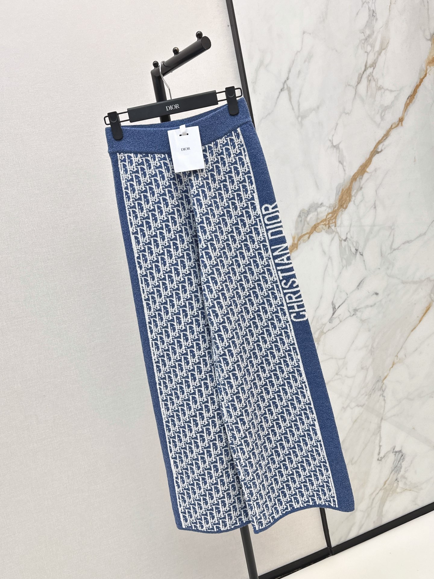 NO:892478,CD 26Ss——Early autumn’s latest style of logo presbyopic jacquard straight-leg trousers with three-dimensional double weave presbyopic craftsmanship. Original customized imported yarn. Age-reducing temperament. Classic version, versatile and not picky. High-end blues and French elegance. Imported Swiss machine double weave knitted yarn. The upper body looks slim and tall. One color sml,,19860909CD 26Ss————早秋最新款logo老花提织直筒长裤立体双织老花工艺 原版定制进口纱线 减龄气质经典版型百搭不挑人 高级蓝调法式优雅气质 进口瑞士机双织工艺针织纱线 上身显瘦又高挑 一色sml,,,Women's clothing