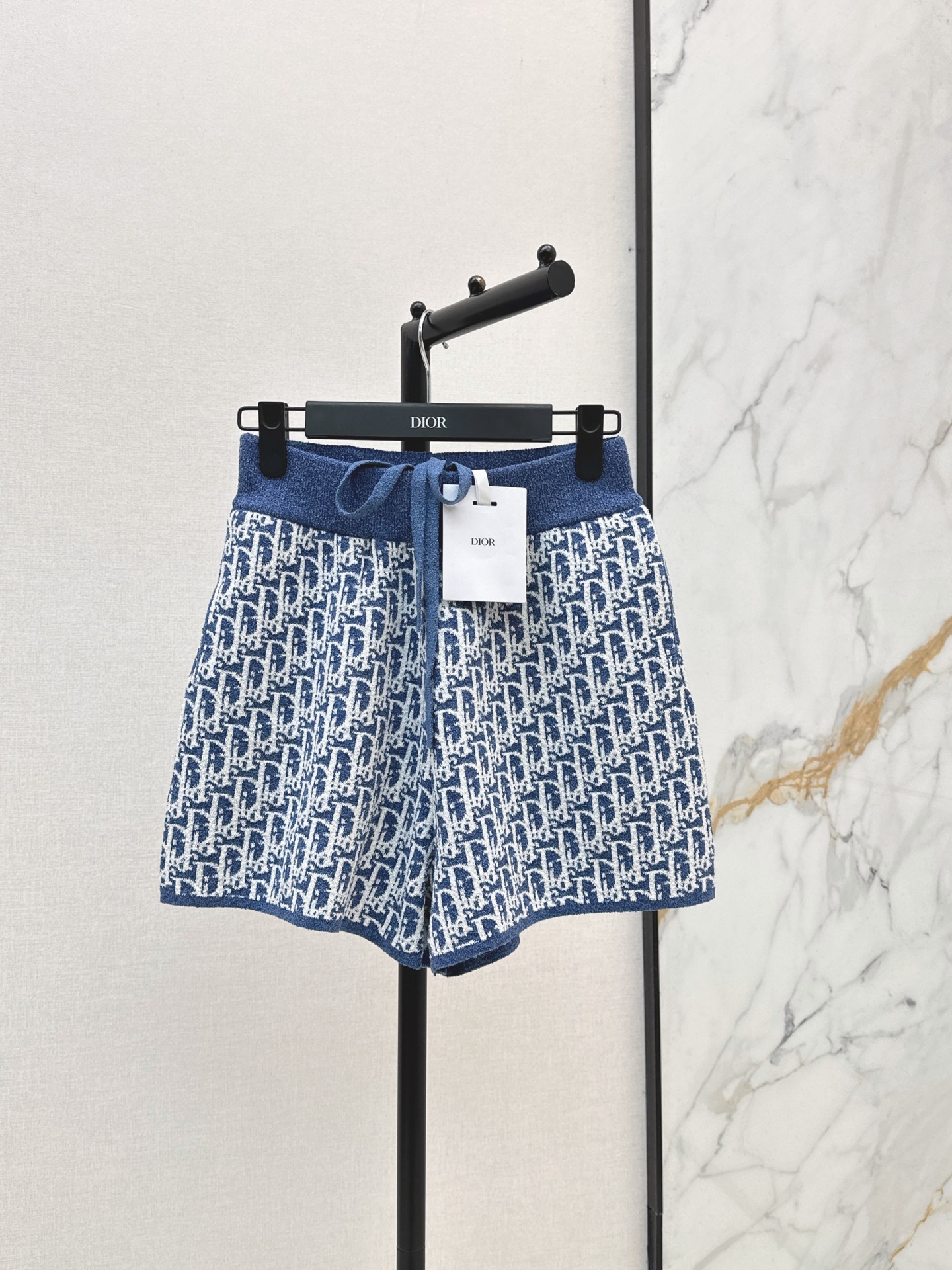 NO:892479,CD 26Ss——Early autumn’s latest style of logo presbyopic jacquard elastic waist shorts, three-dimensional double weave presbyopic craft, original customized imported yarn, age-reducing temperament, classic version, versatile and not picky, high-end blues French elegance, imported Swiss machine double weave knitted yarn, the upper body looks thin and tall, one color sml,,shorts,19860909CD 26Ss————早秋最新款logo老花提织松紧腰短裤 立体双织老花工艺 原版定制进口纱线 减龄气质经典版型百搭不挑人 高级蓝调法式优雅气质 进口瑞士机双织工艺针织纱线 上身显瘦又高挑 一色sml,,shorts,,Women's clothing