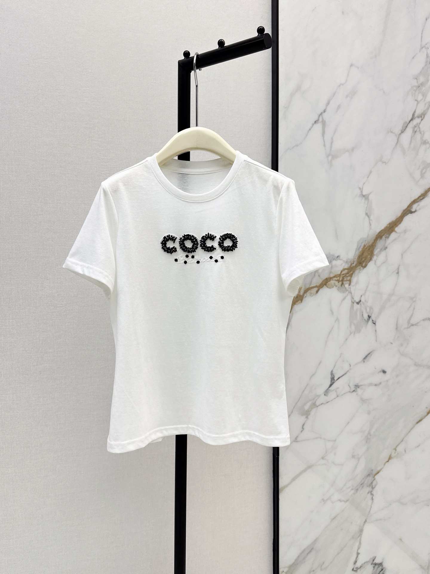 NO:892485,C Home 26Ss————Latest coco letter beaded T-shirt for spring and summer. Right shoulder cut ~ moderate length. Customized snowflake cotton with slightly translucent texture. Light, comfortable and breathable. Coco letter bead embroidery on the chest is very delicate and craftsmanship. It is a piece that breaks the daily monotony. If you like the exquisite closed eyes, you can never go wrong with the upper body. Two-color smlxl, chanel, tees, t-shirt,19860909C家 26Ss—————春夏最新款coco字母钉珠T恤 正肩版型剪裁～长度适中 恰到好处 定制雪花棉 自带微透纹理感 轻薄舒适又透气 胸前的coco字母订珠刺绣 非常精致有工艺感 打破日常单调的单品 喜欢精致的闭眼入 上身绝对不会出错 两色smlxl,,chanel,tees，t-shirt,,Women's clothing