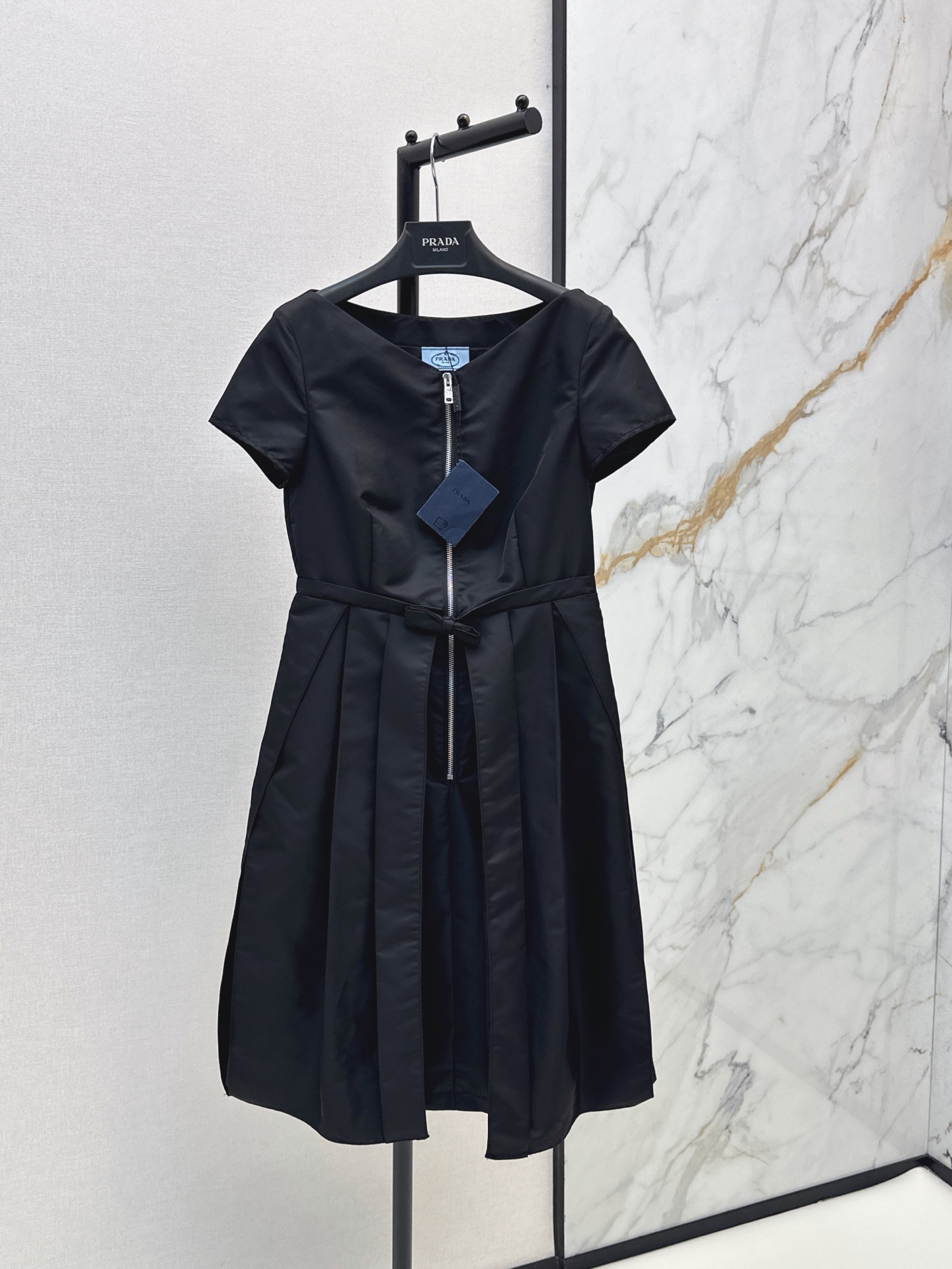 NO:892488,PD 26Ss——Early Autumn’s latest nylon butterfly end waist dress with zippered layered pleat design. A-line skirt, versatile and easy to match. The upper body looks slimmer. Age-reducing, handsome, sweet and cool style. Original customized five-metal accessories label. One color sml,,skirts,19860909PD 26Ss————早秋最新款尼龙蝴蝶结束腰连衣裙拉链式层次压褶设计 A字裙摆版型百搭不挑人上身巨显瘦 减龄帅气甜酷风 原版定制五金属配件标 一色sml,,skirts,,Women's clothing