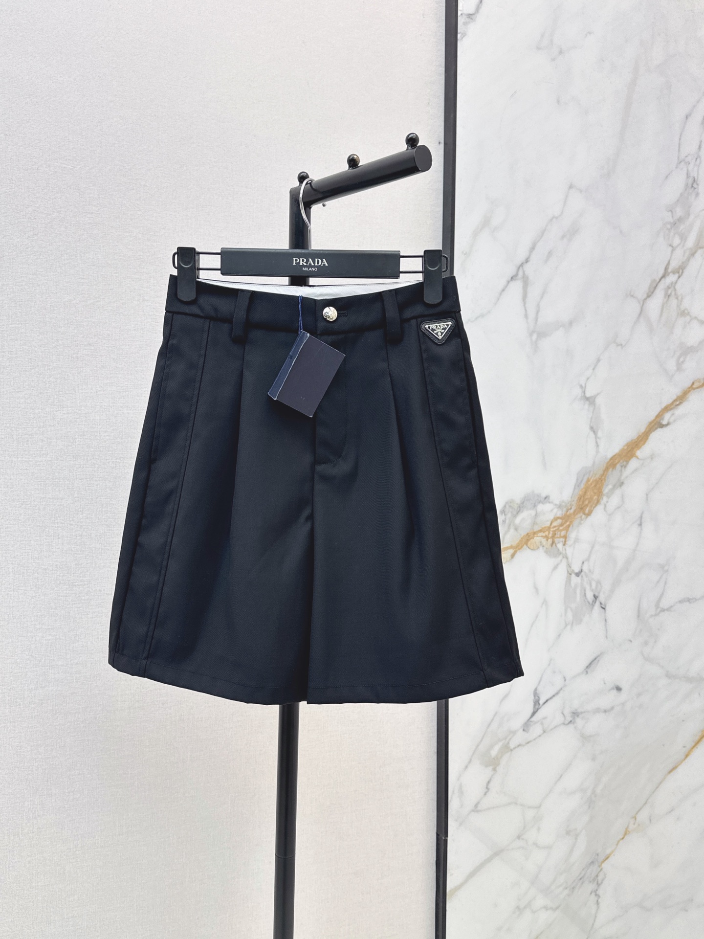 NO:892914,PD 26Ss————The latest spring and summer versatile mid-pants with triangle logo. Not picky about body shape requirements. The upper body is particularly good. The matching style is also very versatile. Exquisite advanced customization. The rich texture of the fabric is awesome. Retro and elegant. The upper body is cool, handsome and fashionable for age reduction. Two-color sml,,19860909PD 26Ss————春夏最新款三角标百搭中裤 不挑剔身形要求 上身特别赞 搭配的风格也很通吃 精致高级定制 富有肌理感的面料质感超赞 复古优雅 上身酷帅减龄时髦精 两色sml,,,Women's clothing