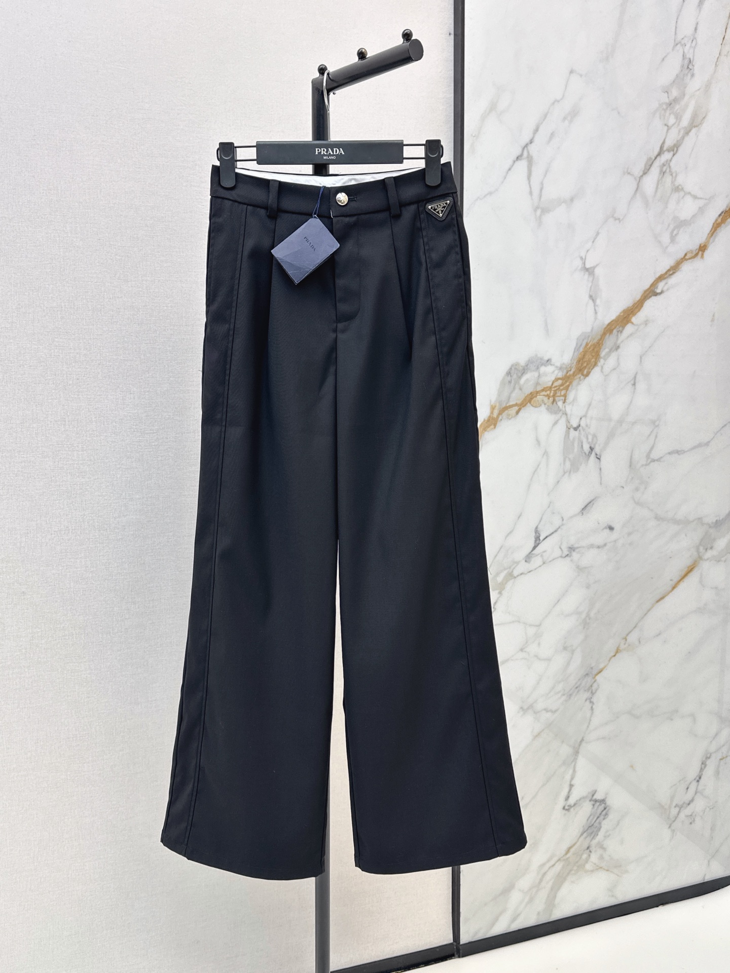 NO:892916,PD 26Ss————The latest spring and summer straight trousers with triangle logo decoration. New trousers. Not picky about body shape requirements. The upper body is particularly good!  The style of matching is also very versatile. Exquisite advanced customization. The texture of the fabric is awesome. Retro and elegant. The upper body is cool, handsome and age-reducing. Fashionable two-color sml,,19860909PD 26Ss————春夏最新款三角标装饰直筒长裤新款长裤 不挑剔身形要求 上身特别赞！搭配的风格也很通吃 精致高级定制 富有肌理感的面料质感超赞 复古优雅 上身酷帅减龄时髦两色sml,,,Women's clothing