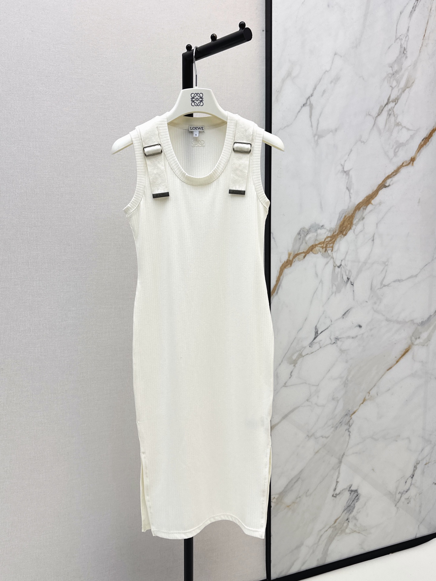NO:892901,Loe 26Ss————The latest spring and summer knitted sleeveless dress has a super western style. The upper body is casually high-end and effortlessly fashionable. The overall shape is simple and elegant. The silhouette is comfortable to wear. It is intellectual and atmospheric. It creates a cool and high-end sense. Two-color sml,,loewe,skirts,19860909Loe 26Ss————春夏最新款针织无袖连衣裙版型超洋气 上身就一整个不经意的高级 毫不费力的时髦 整体简约大方 廓形穿着舒适 知性大气 打造飒爽高级感 两色sml,,loewe,skirts,,Women's clothing