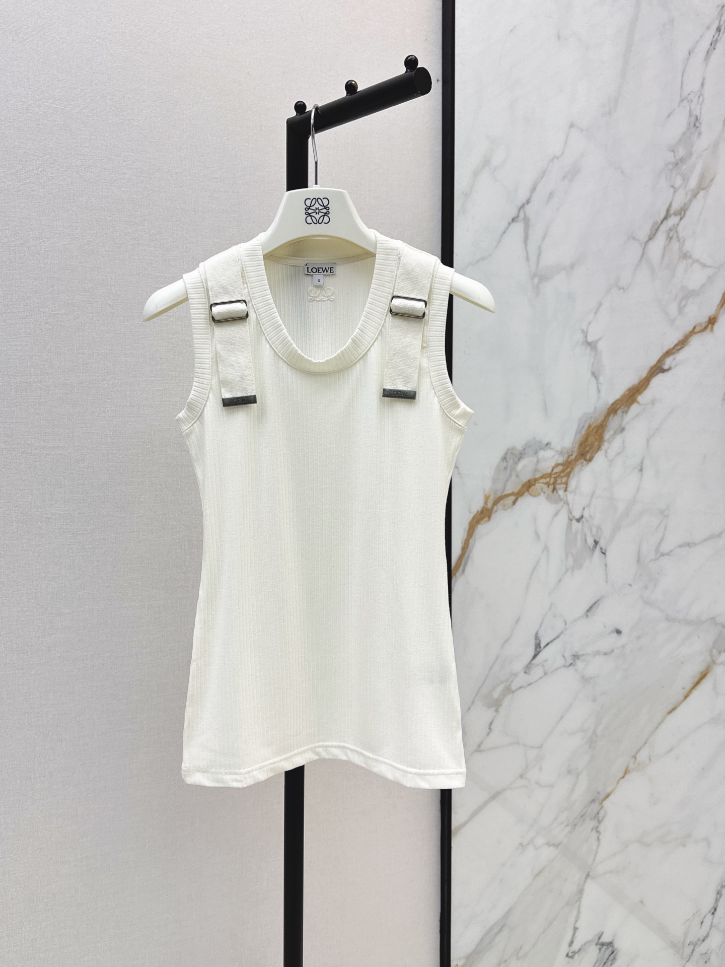 NO:892902,Loe 26Ss - the latest versatile vest for spring and summer. It has the same high-end feel as always. The key is that it is super easy to match. It can match any outfit!  The muscles and bones feel great, and the moisture absorption and breathability are also very good. It has a better effect on displaying the figure. Two colors sml,,loewe,19860909Loe 26Ss———春夏最新款百搭背心 一如既往的高级感 关键是超级好搭 随便什么衣服拿来都配一脸！筋骨感很棒 吸湿透气性也很好 对身材的展示效果比较好 两色sml,,loewe,,Women's clothing