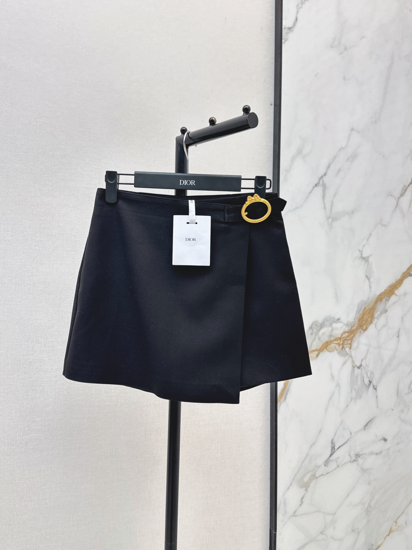 NO:892903,CD 26Ss————The latest spring and summer black high-waisted versatile culottes with high-waist design + golden ring buckle. Simple and super recognizable. The fabric is crisp and stylish. The high-waist modifies the crotch line. It looks slim and tall. The shorts design is at the back. The A-line version is versatile. It can be easily used for commuting and dating. It goes well with sweaters, shirts or suit jackets. One color smlxl, skirts, shorts, jackets & coats, shirts, business  suit,19860909CD 26Ss————春夏最新款黑色高腰百搭裙裤高腰设计+金色圆环扣 简约又超有辨识度 面料挺括有型 高腰修饰胯部线条 显瘦又显高 后面是短裤设计 A字版型百搭 通勤 约会 日常都能轻松驾驭 搭配针织衫 衬衫或西装外套都很出彩 一色smlxl,,skirts,shorts,jackets & coats,shirts,business suit,,Women's clothing
