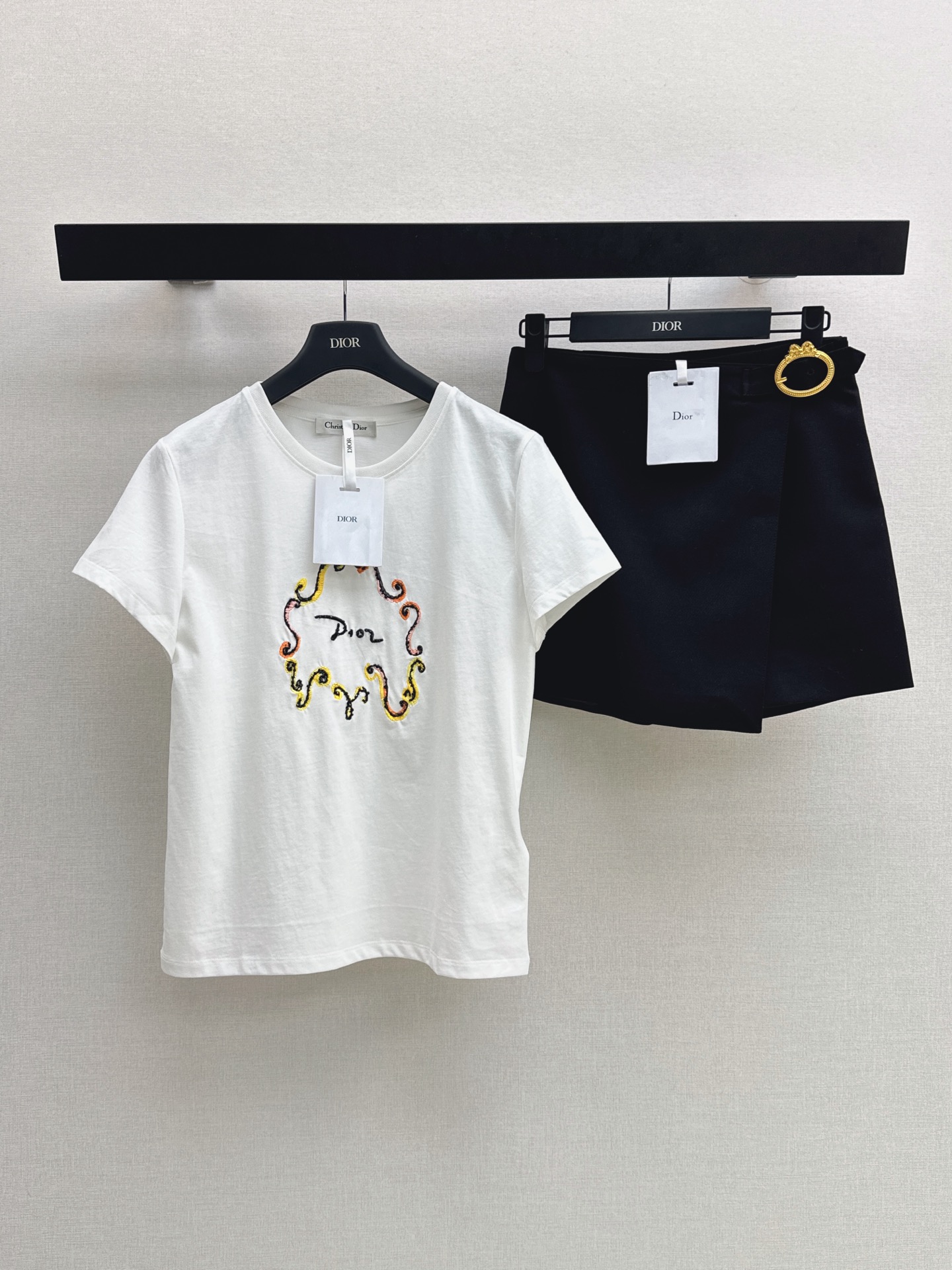 NO:892905,CD 26Ss————The latest embroidered white T-shirt for spring and summer. Made of soft and breathable cotton fabric. Super comfortable to wear in summer. Colorful embroidery + logo on the front. Full of artistic sense. The round neck design is simple and versatile. It can be worn with jeans or skirts. It is easy to switch between casual or artistic style. The embroidery details are exquisite. It is suitable for daily wear or travel. Comfortable and stylish. One color sml, skirts, jeans, tees, t-shirt,19860909CD 26Ss————春夏最新款刺绣白色T恤 采用柔软透气棉质面料 夏天穿超舒服 正面彩色刺绣+logo标志 艺术感满满 圆领设计简约百搭 随手搭牛仔裤 半裙都很出彩 轻松切换休闲or文艺风 刺绣细节精致 日常穿搭或出游都很适合 舒适又有设计感 一色sml,,skirts,jeans,tees，t-shirt,,Women's clothing