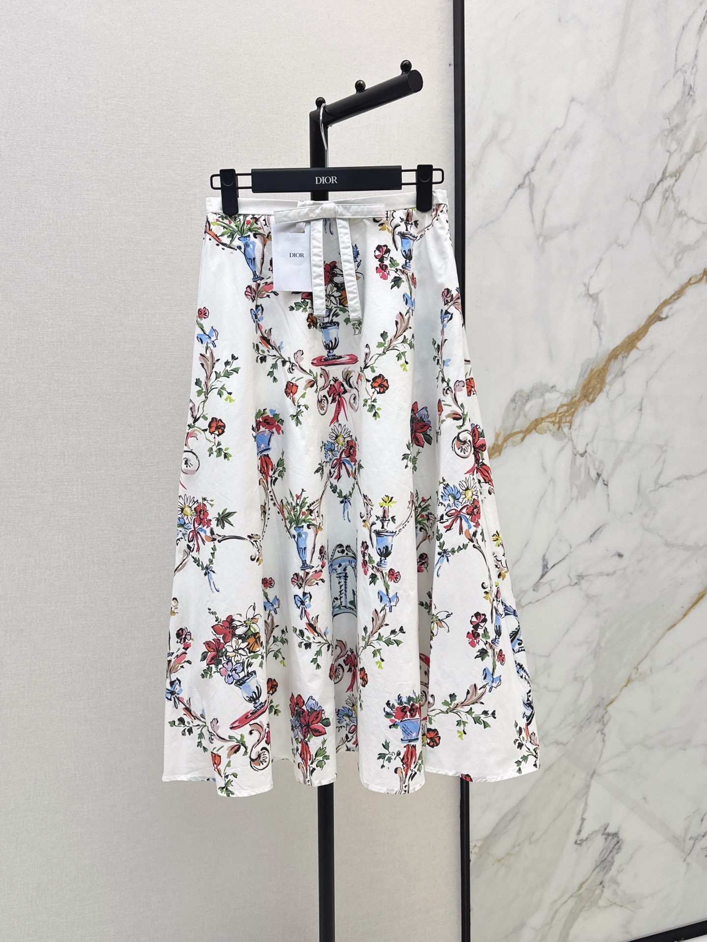 NO:892907,CD 26Ss————The latest floral print skirt for spring and summer. It is made of cotton fabric. It has good drape and is very comfortable to wear in summer. Flower vase pattern. Waist bow embellishment. Full of atmosphere. High-waisted A-line version. It can slim down and modify the leg shape. It is suitable for daily commuting, dating and afternoon tea. Paired with knitted tops or simple T-shirts, it is easy to get a gentle retro style. One color smlxl, skirts, tees, t-shirt,19860909CD 26Ss————春夏最新款花卉印花半裙 采用棉质面料 垂感好夏天穿超舒服 花卉 花瓶图案 腰头蝴蝶结点缀 氛围感拉满 高腰A字版型 显瘦又修饰腿型都能轻松驾驭 日常通勤 约会 下午茶都很适合 搭配针织上衣或简约T恤 轻松get温柔复古风 一色smlxl,,skirts,tees，t-shirt,,Women's clothing