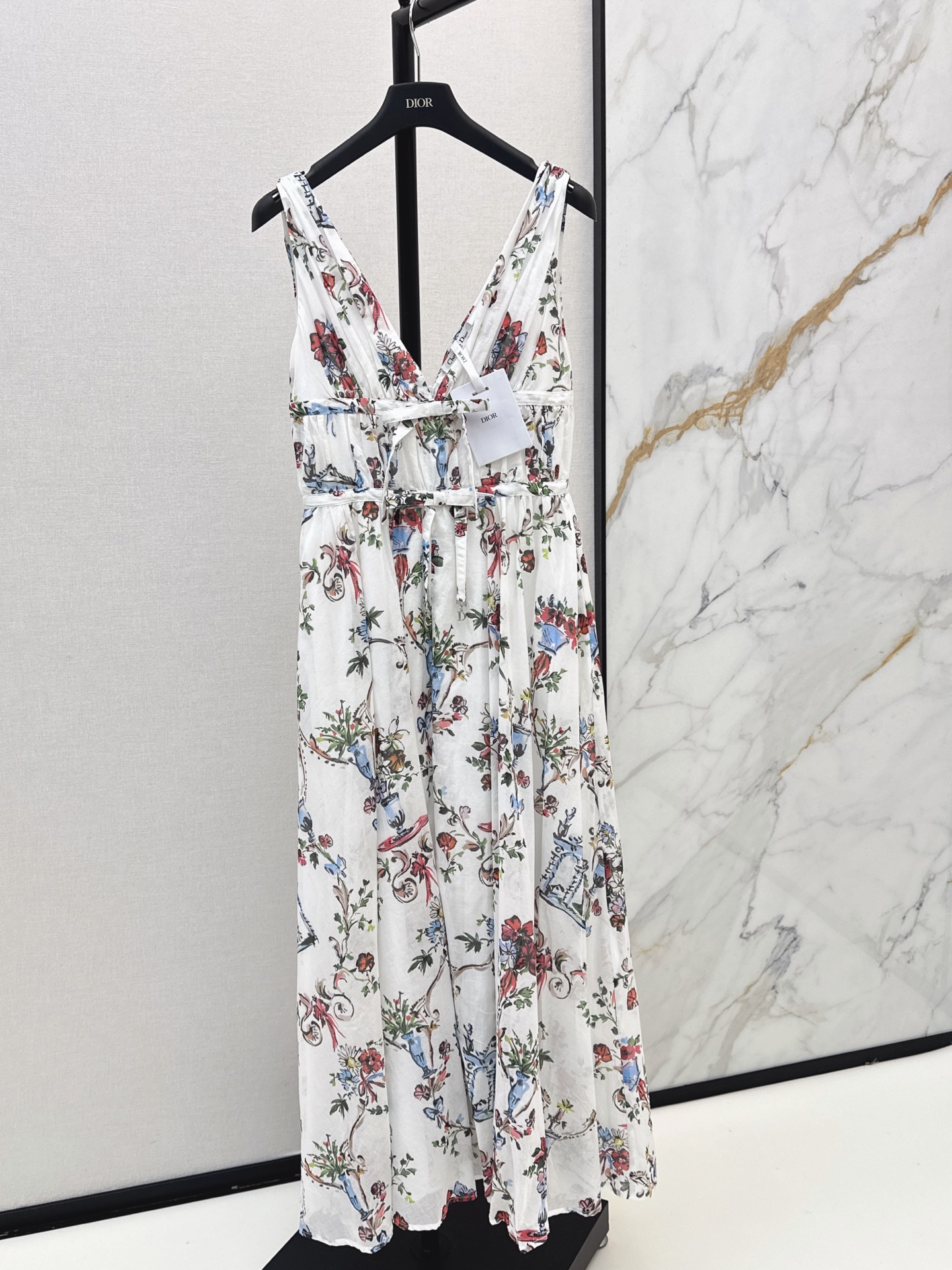 NO:892911,CD 26Ss————The latest V-neck floral print dress for spring and summer. Deep V-neck modifies the neck line. Double bow waist design accurately pinches the waist. Smocked waist + large swing umbrella skirt. Drapes and elegant, hides the flesh and makes you slim. Light and breathable fabric. Light and skin-friendly. Suitable for vacation and date. Pair with straw hat or bag of the same color. Get holiday style easily. One color smlxl,,espadrilles,skirts,hats,19860909CD 26Ss————春夏最新款V领花卉印花连衣裙 深V领修饰脖颈线条 双蝴蝶结收腰设计精准掐出小蛮腰 抽褶腰节+大摆伞裙 垂坠飘逸 藏肉显瘦 轻薄透气面料 轻盈亲肤 度假 约会穿都很合适 搭配草编帽或同色系包包 度假风造型轻松get 一色smlxl,,espadrilles,skirts,hats,,Women's clothing