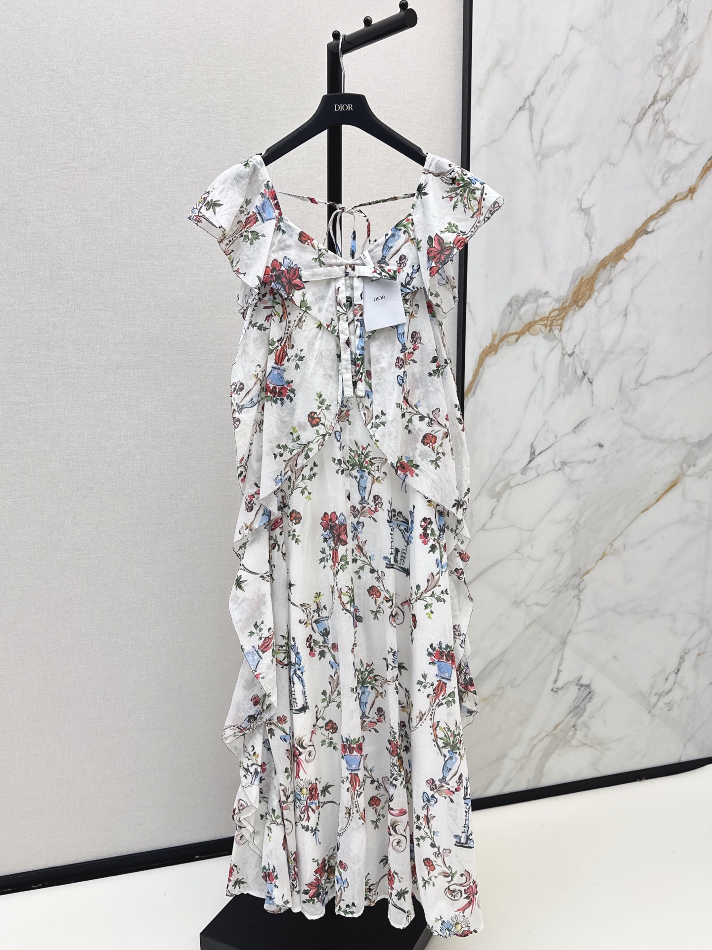 NO:892913,CD 26Ss————The latest floral print dress for spring and summer. The cotton fabric is light, smooth and breathable. It has a linen feel. The white bottom is matched with exquisite floral prints. It is full of atmosphere. Light and elegant fabric. The ruffle design is super layered. The small flying sleeves on the shoulders are elegant and smart. The skirt is of moderate length. It can be easily worn on vacation or for daily use or special occasions. The lining design can be paired with a straw bag or sandals for a fresh feeling.  One color smlxl,,sandals,espadrilles,skirts,19860909CD 26Ss————春夏最新款花卉印花连衣裙 棉质面料轻薄垂顺透气 带麻感 白色底配精致花卉印花 氛围感满满 轻盈飘逸面料 荷叶边设计超有层次 肩部小飞袖优雅又灵动 裙摆长度适中 度假 日常或特殊场合都能轻松驾驭 内衬设计 搭配草编包或凉鞋 清新感直接拉满 一色smlxl,,sandals,espadrilles,skirts,,Women's clothing