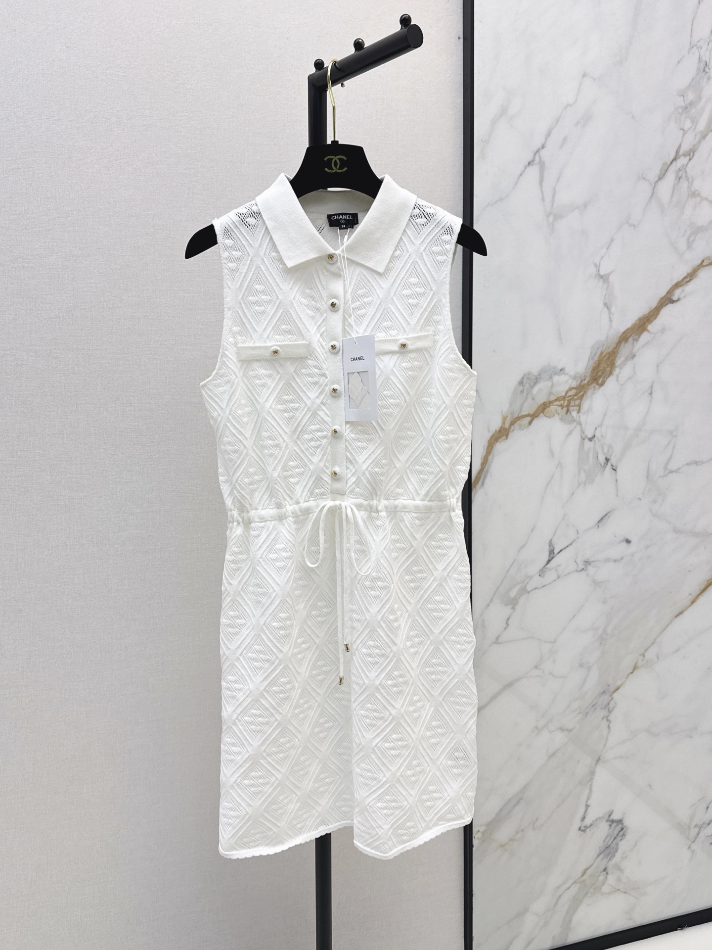 NO:892917,C Home 26Ss————The latest white diamond pattern hollow dress for spring and summer, classic Polo collar + sleeveless design, golden button embellishment, perfect details, hollow yarn craftsmanship, drape and elegant French style, full of elegant atmosphere, adjustable waist drawstring, body-modifying and comfortable, easy to control for commuting, dating and vacation, practical and fashionable, a must-have and versatile item for spring and summer wardrobe. One color sml,,chanel,skirts,19860909C家 26Ss————春夏最新款白色菱形纹镂空连衣裙经典Polo领+无袖设计 金色纽扣点缀 细节满分 镂空纱线工艺 垂坠飘逸法式优雅氛围感拉满 腰部抽绳可调节 修饰身形又舒适 通勤约会度假都能轻松驾驭 实用又时髦 是春夏衣橱必备百搭单品 一色sml,,chanel,skirts,,Women's clothing