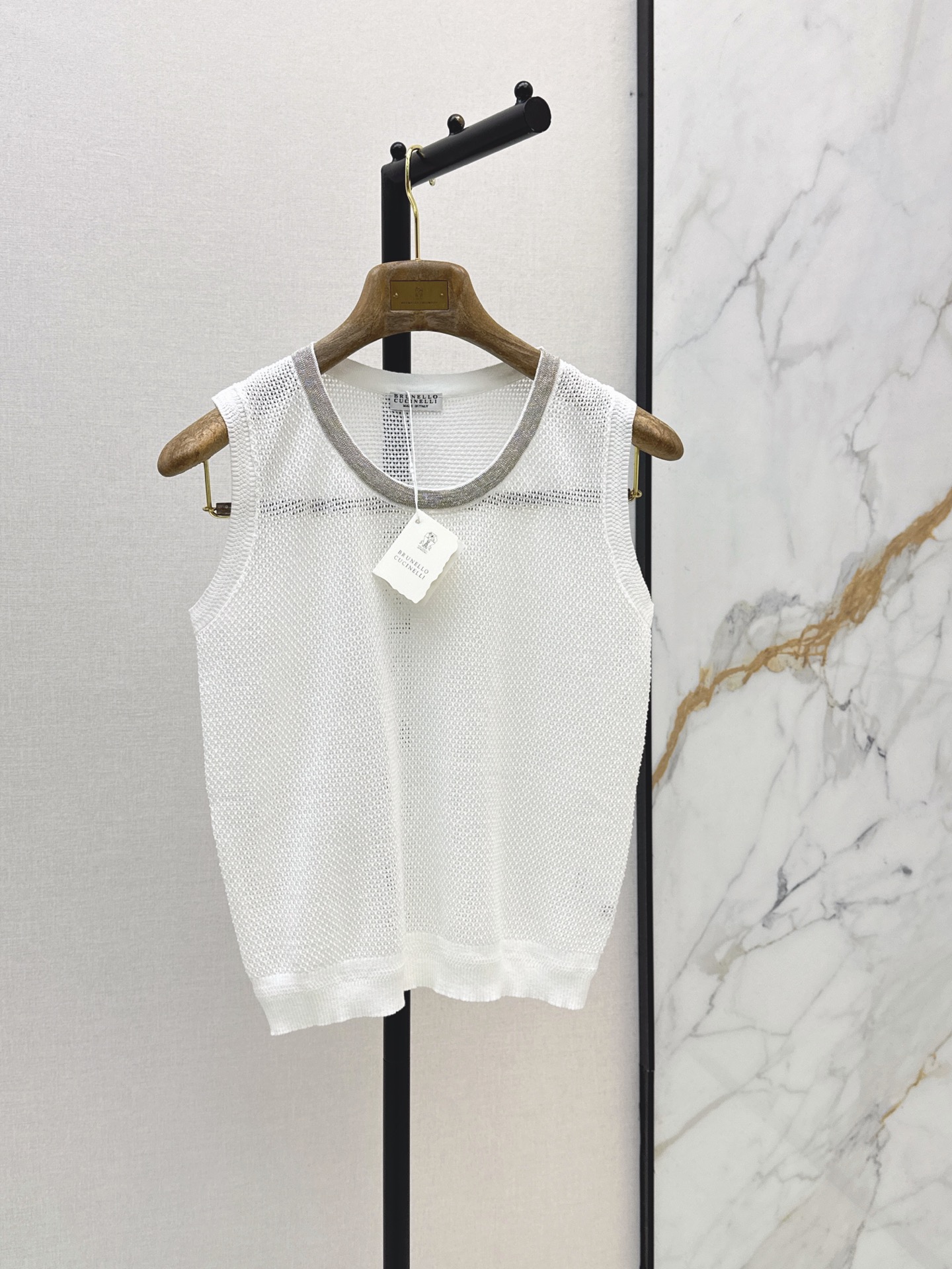 NO:892924,Bc 26Ss————The latest hollow knitted vest in spring and summer is white, simple and layered. It is soft and breathable. It is OK to wear alone or layered in summer. It can be easily controlled for commuting and leisure sports. It is fashionable and practical. It looks great with jeans and skirts. It is easy to get a lazy atmosphere. One color sml,,skirts,jeans,19860909Bc 26Ss————春夏最新款镂空针织背心白简约又有层次感 柔软透气 夏天单穿或内搭都很OK 通勤休闲运动都能轻松驾驭 时髦又实用 搭配牛仔裤半裙都超好看 轻松get慵懒氛围感穿搭 一色sml,,skirts,jeans,,Women's clothing