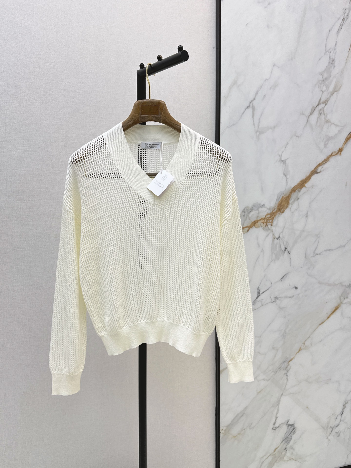 NO:892927,Bc 26Ss————The latest hollow knitted V-neck sweater for spring and summer is simple and layered. It is soft and breathable. It is good to wear alone or layered in summer. It can be easily controlled for commuting and leisure sports. It is fashionable and practical. It looks great with jeans and skirts. It is easy to get a lazy atmosphere. Three-color sml,,skirts,jeans,19860909Bc 26Ss————春夏最新款镂空针织V领针织衫简约又有层次感 柔软透气 夏天单穿或内搭都很OK 通勤休闲运动都能轻松驾驭 时髦又实用 搭配牛仔裤半裙都超好看 轻松get慵懒氛围感穿搭 三色sml,,skirts,jeans,,Women's clothing