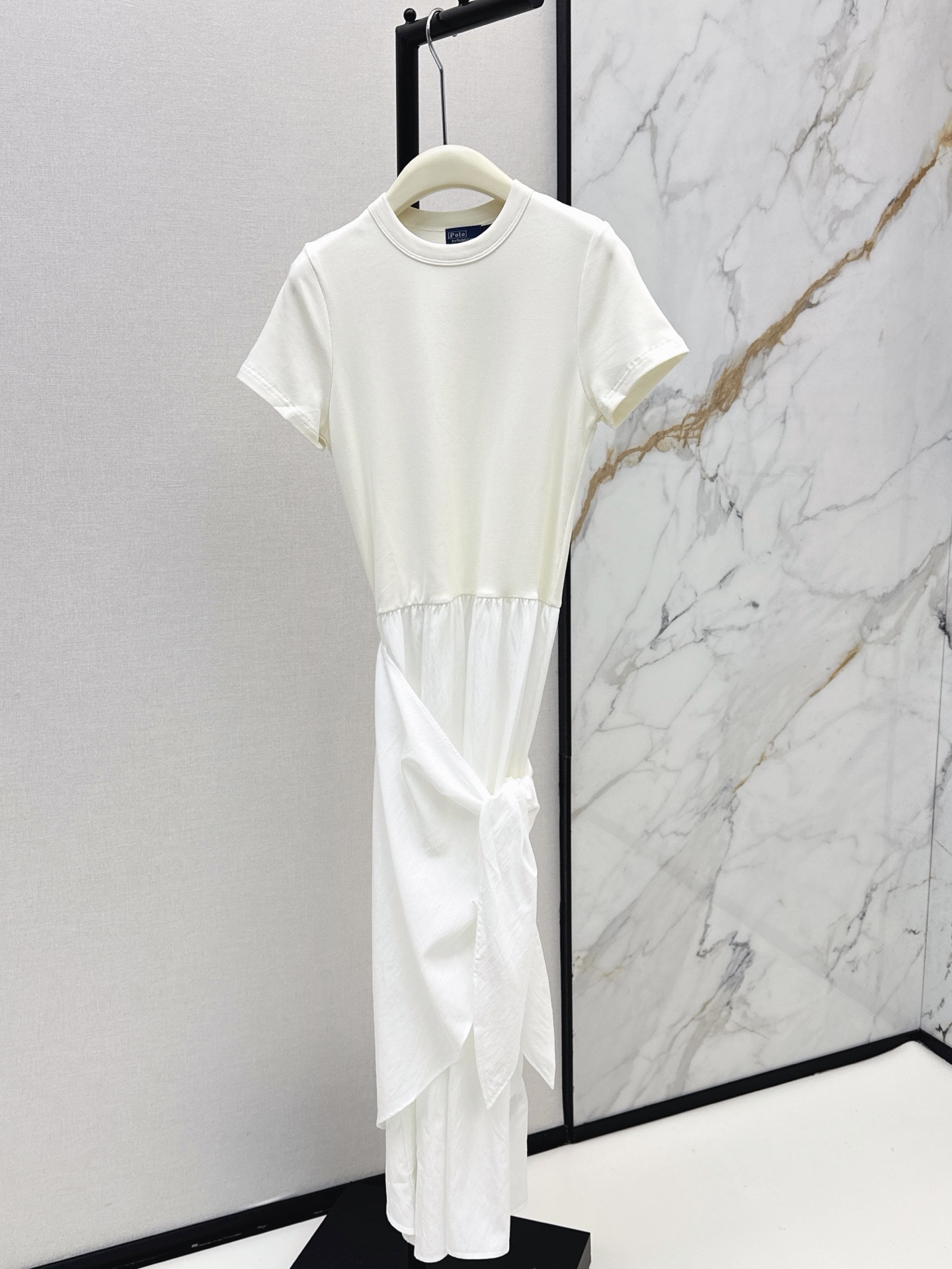 NO:892930,RL 26Ss————The latest round neck wrap dress for spring and summer. Simple round neck + short sleeve design. The drape-like fabric is super elegant. The waist wrap straps can be freely dropped and worn in many ways. The straps easily outline the waistline. Elegant and slim. The skirt is asymmetrical. It has an elegant feeling when walking. It is a classic and versatile piece that can be worn alone or layered with jackets. It is a must-have and practical item in the wardrobe. Two-color sml, skirts, jackets & coats, T-shirt,19860909RL 26Ss————春夏最新款圆领围裹式连衣裙简约圆领+短袖设计 垂坠感面料超显气质 腰部围裹绑带可自由垂落随性多种穿法 绑带轻松勾勒腰线 优雅又显瘦 裙摆不对称设计 走路自带飘逸感 经典百搭单穿或叠搭外套都很出彩 是衣橱必备实用单品 两色sml,,skirts,jackets & coats,T-shirt,,Women's clothing