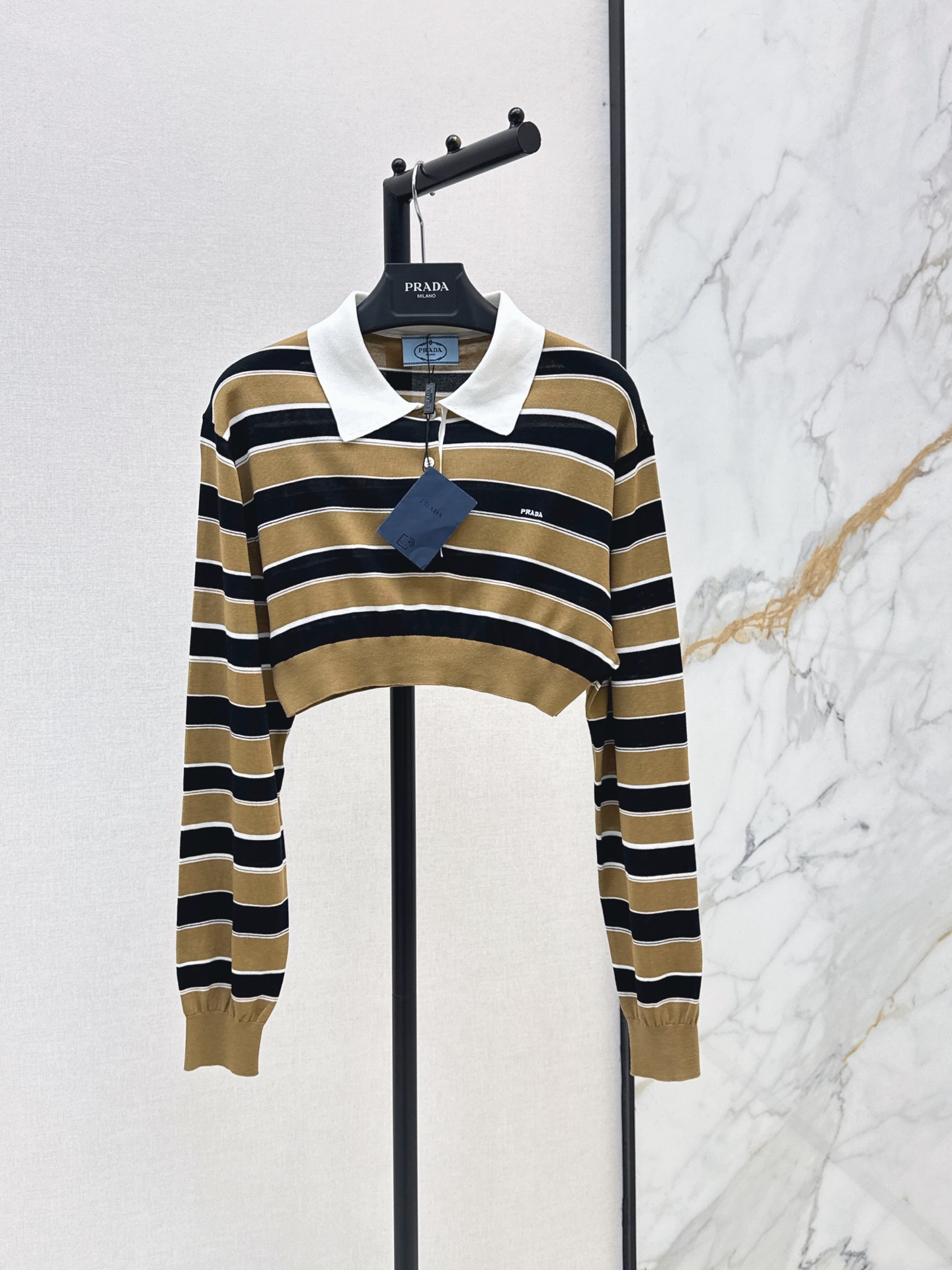 NO:892933,PD 26Ss————The latest color-blocked striped Polo short sweater in early autumn. Highly suitable for summer. Contrast stripes + lapel design. Full of retro college style. Fashionable and affordable. Exclusively customized yb mulberry silk and cotton blend material. Classic brand letter embroidery embellishment on the chest. Low-key yet recognizable. Three-dimensional tailoring, short-sleeved and loose fit. Very tolerant. One-color sml,, T-shirt,19860909PD 26Ss————早秋最新款拼色条纹Polo小短款针织衫夏天适配度超高的撞色条纹+翻领设计 复古学院风满满 时尚又减 独家定制yb桑蚕丝棉混纺材质 胸前经典品牌字母刺绣点缀 低调不失辨识度 立体剪裁短袖宽松版型 包容性很好 一色sml,,T-shirt,,Women's clothing