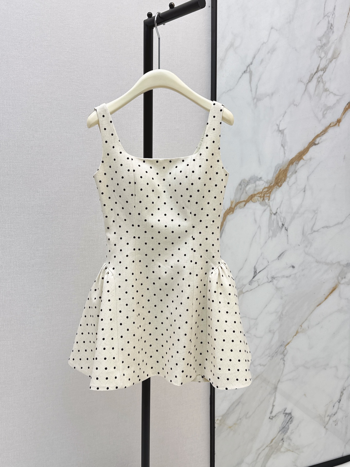 NO:892936,Fashionable niche design 26Ss————The latest spring and summer French polka dot square neck waist dress. The back strap is slim and puffy short hot girl skirt. It is based on a retro bra style with a three-dimensional puffy design. It has both sweet temperament and retro atmosphere and is highly recognizable on the upper body. Small people can easily control it. The classic polka dot element style can be salty or sweet. One color sml,,skirts,19860909时髦小众设计 26Ss————春夏最新款法式波点方领收腰连衣裙 后背绑带显瘦蓬蓬短款辣妹裙 以复古胸衣版型为基底搭配立体蓬摆设计 甜美气质与复古氛围兼备上身辨识度极强 小个子能轻松驾驭 经典波点元素风格可盐可甜 一色sml,,skirts,,Women's clothing