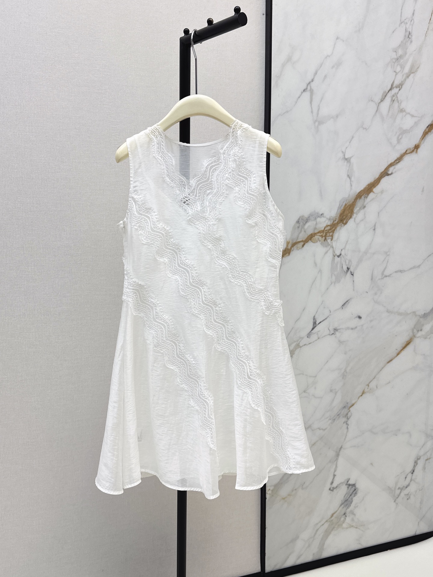 NO:892939,Fashionable niche design 26Ss————The latest French white lace sleeveless V-neck dress for spring and summer. The fabric has a delicate bamboo texture, is light and draped, is smooth and breathable. The wavy lace splicing decoration process is exquisite and layered. The slightly transparent texture adds a hazy and soft feeling to the whole. The A-line loose version is sweet and versatile without being picky. The whole is clean and soft with a white moonlight atmosphere. One color sml,,skirts,19860909时髦小众设计 26Ss————春夏最新款法式白色蕾丝无袖V领连衣裙 面料自带细腻竹节肌理感轻薄垂坠柔滑透气 波浪纹蕾丝拼接装饰工艺精致富有层次感 微透纹理为整体增添朦胧柔美感 A字散摆版型甜美百搭不挑人 整体干净柔和自带白月光氛围感 一色sml,,skirts,,Women's clothing