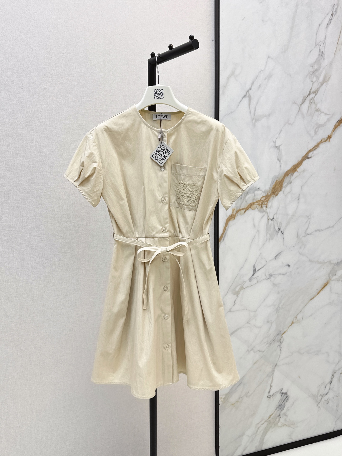 NO:892945,Loe 26Ss————The latest spring and summer minimalist relaxed style dress with classic logo embroidered puff sleeve dress. The short-sleeved shoulders are made of three-dimensional pleats. The shoulder line is softly modified. It is matched with a belt of the same color to freely adjust the elasticity and accurately tighten the waist. The upper body is super slim. The light and slightly wrinkled breathable cotton fabric has a soft texture. It combines a neat sense of commuting with a relaxed temperament for vacation. Two-color sml,,loewe,skirts,T-shirt,19860909Loe 26Ss————春夏最新款极简松弛感穿搭经典徽标刺绣泡泡袖连衣裙 短袖肩部做立体褶裥处理 柔和修饰肩线 搭配同色系腰带自由调节松紧精准收腰上身超显瘦 轻薄微皱透气棉质面料自带柔和肌理感 兼具通勤利落感与度假松弛气质穿搭 两色sml,,loewe,skirts,T-shirt,,Women's clothing