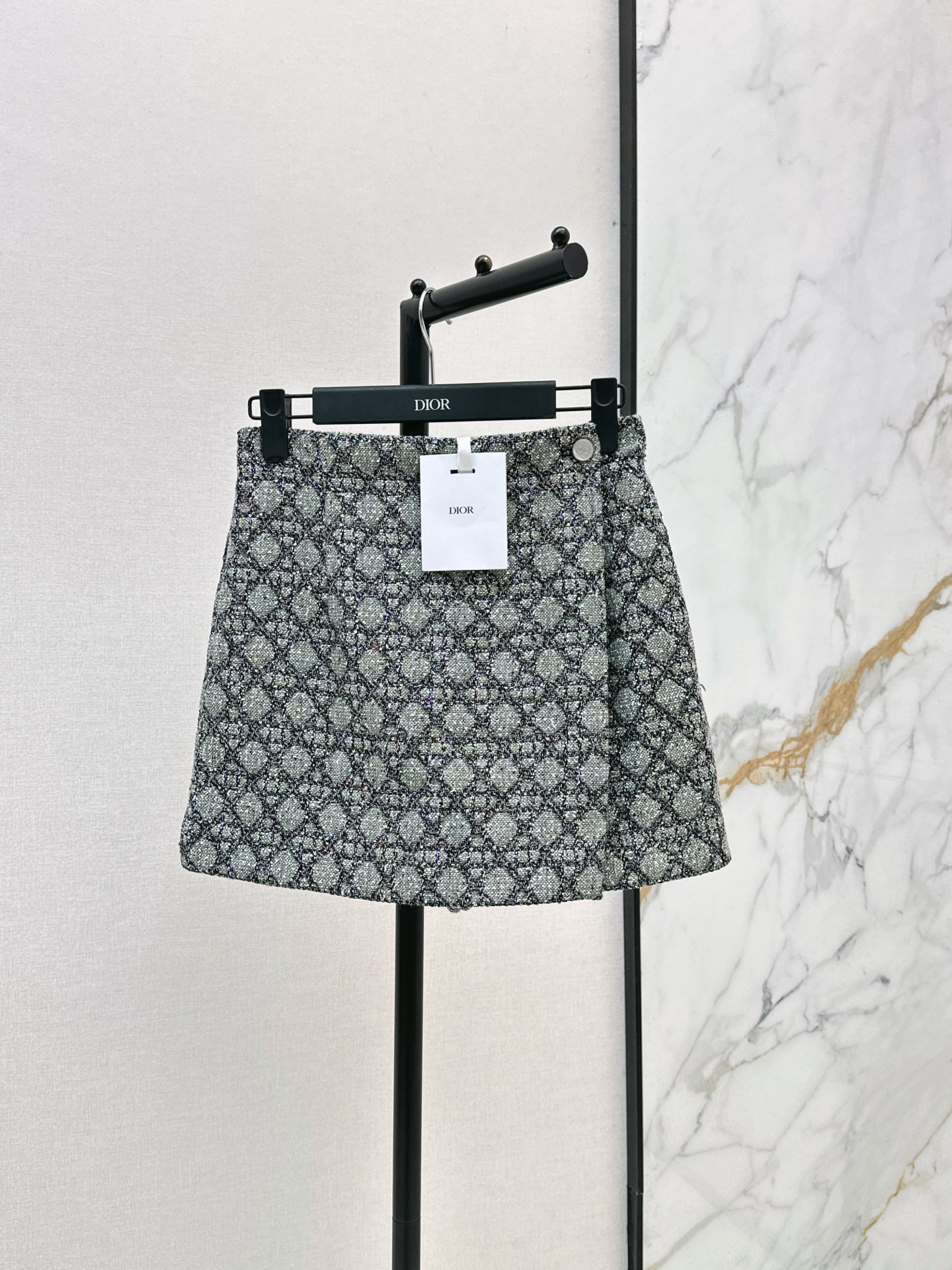 NO:892925,CD 26Ss————The latest diamond-colored glittery high-waisted culottes for early autumn are developed by yb and are made of tweed fabric. The diamond-like texture is fine and durable but not exaggerated. The high-waisted skirt is cut in a fake skirt style. Side button decoration design. Shorts lining is full of details. It can be easily managed for daily commuting and dating. Pair it with a sweater or shirt. Easily get a high-end look. One-color sml,,skirts,shorts,shirts,19860909CD 26Ss————早秋最新款菱格彩闪高腰裙裤yb开发采用粗花呢面料 菱格肌理细闪耐看不浮夸 高腰围裹假半裙版型剪裁 侧边纽扣装饰设计 短裤内衬 细节感满满 日常通勤 约会都能轻松驾驭 搭配针织衫或衬衫 轻松get高级感穿搭 一色sml,,skirts,shorts,shirts,,Women's clothing