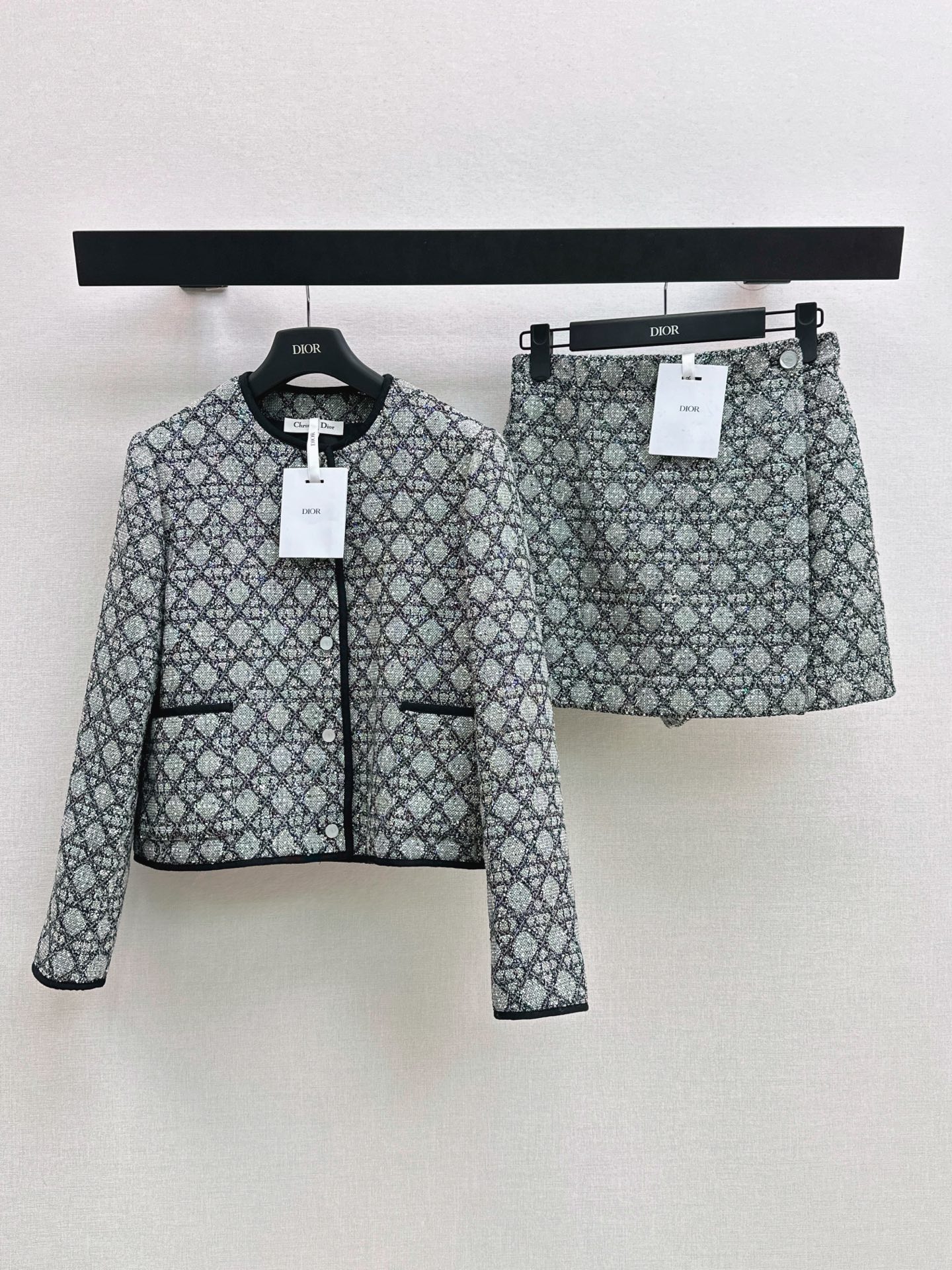 NO:892928,CD 26Ss————The latest diamond glitter short jacket for early autumn. Developed by yb and made of tweed fabric. The diamond texture is fine and durable but not exaggerated. The short version raises the waistline. The round neck is exquisite and neat with black edging. Symmetrical openings on both sides. It combines beauty and practicality. It goes well with high-waisted skirts or trousers. Easily create a French style. It can be easily used for daily commuting or formal occasions. One color sml, skirts, jackets & coats,19860909CD 26Ss————早秋最新款菱格彩闪短款外套 yb开发采用粗花呢面料 菱格肌理细闪耐看不浮夸 短款版型拉高腰线 圆领黑包边精致利落 两侧对称口 兼顾美观与实用性 搭配高腰裙或裤装都很出彩 轻松打造法式风格 日常通勤或正式场合都能轻松驾驭 一色sml,,skirts,jackets & coats,,Women's clothing