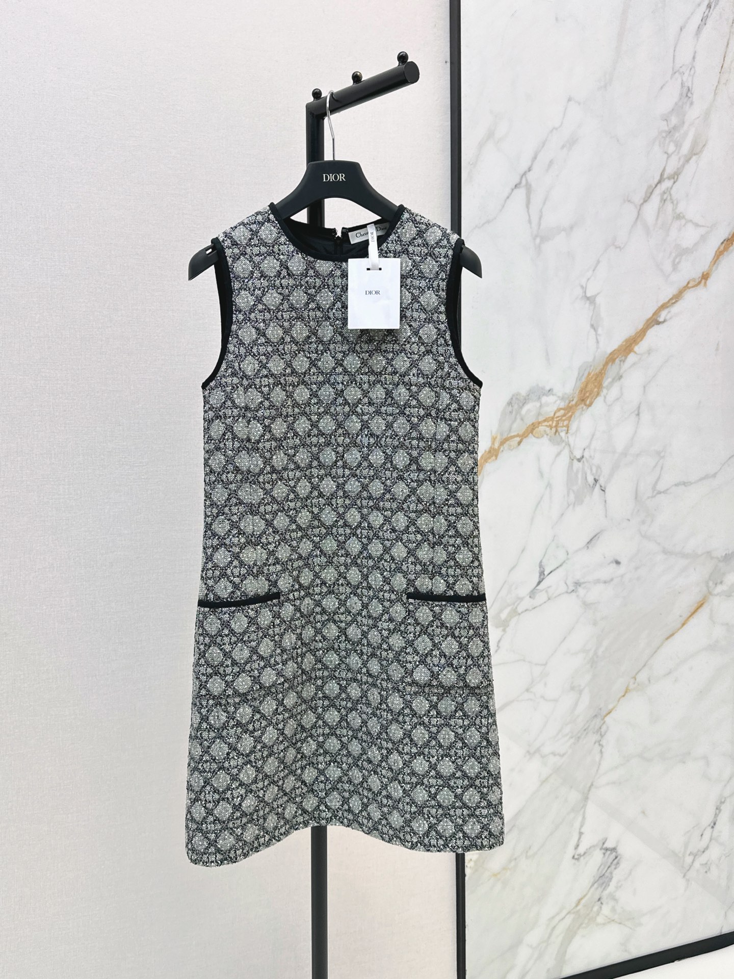 NO:892931,CD 26Ss - the latest diamond glitter sleeveless dress for early autumn, developed by yb. It is made of tweed fabric. The diamond texture is fine and durable but not exaggerated. It is decorated with black edges. It is simple and elegant. The A-line straight version is slim and not flattering. The invisible zipper on the back collar is easy to put on and take off. It can be easily controlled in daily or formal occasions. The pockets on both sides are practical and beautiful. Full marks for details. One color sml,,skirts,19860909CD 26Ss———早秋最新款菱格彩闪无袖连衣裙yb开发采用粗花呢面料 菱格肌理细闪耐看不浮夸 黑色包边点缀 简约优雅 A字直筒版型显瘦 不挑身材 后领隐形拉链穿脱方便 日常或正式场合都能轻松驾驭 两侧口袋实用又美观 细节满分 一色sml,,skirts,,Women's clothing